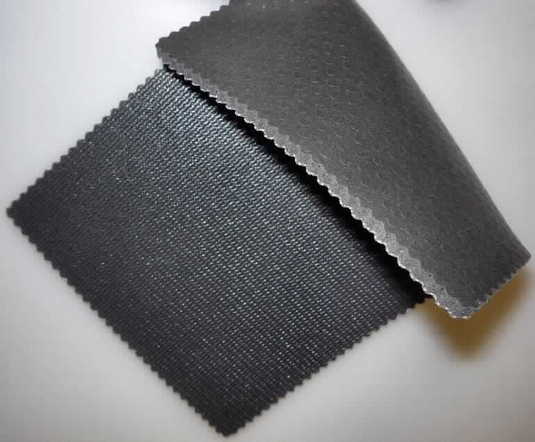 Angaben des Antragstellers:
Mit Gewebe verstärkter PVC-Schaum, rutschhemmend, formstabil und flexibel, geringe Feuchtigkeitsaufnahme durch Spezialprägung, geräuschdämmend und kälteisolierend.
Materialstärke: ca. 3,8 mm; Gesamtgewicht: ca. 1800 g/m²; Aufmachung: als Rollenware (2000 x 140 cm)

Untersuchungsergebnisse an einem Warenmuster:
Abschnitt einer grau-schwarzen Zellkunststoffmatte mit einem vollständig eingebetteten, weißen Gewebe und einer mit Kreisen geprägten Oberfläche (Dicke: ca. 0,3 cm).

Befund:
Es liegt ein verstärktes Flacherzeugnis im Sinne der Position 3921 vor.
