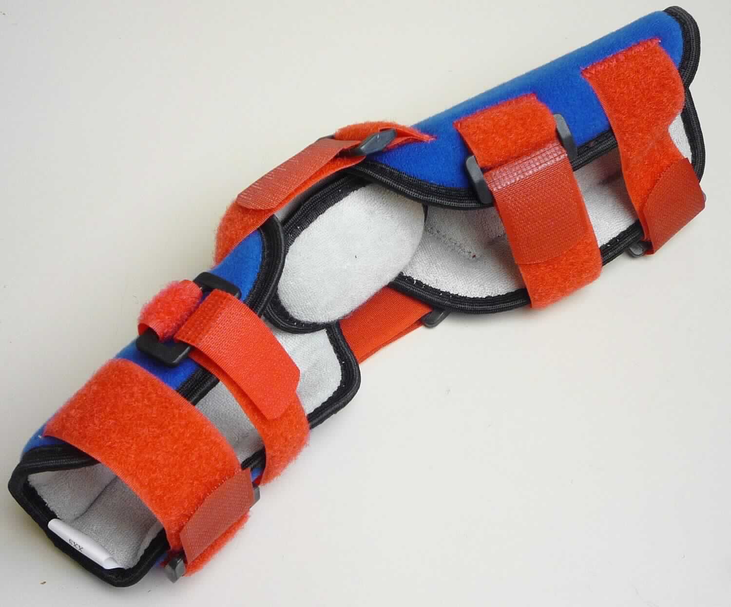 Sog. Ellcare flex Ellenbogenorthese, als Modell für Kinder und für Erwachsene, jeweils bestehend aus einer unelastischen, schmetterlingsförmigen, gepolsterten Spinnstoffmanschette mit einem eingekletteten, ovalen, frei positionierbaren Ellenbogenpolster aus spinnstoffüberzogenem Schaumstoff und einer herausnehmbaren, in einer Tasche gelagerten, leicht gebogenen Aluminiumschiene (Maße bei Kindermodell: ca. 28 cm lang und 2 cm breit), die den Ellenbogen und Teile des Unter- und Oberarmes bedeckt. Die Ellenbogenspitze (Olecranon) liegt in der eingearbeiteten Biegung (Kurvatur) der Aluminiumschiene. Der Vorrichtung wird mit vier unelastischen Klettverschlussbändern am Arm des Patienten fixiert. Zusätzlich ist die Vorrichtung mit zwei Klettverschlussbändern im Bereich des Ellenbogens ausgestattet. 
Äußere Form: siehe Abbildungen in der Anlage.
Die Ellenbogenschiene dient hauptsächlich der posttraumatischen und postoperativen Ruhigstellung des Ellenbogengelenks bei Weichteilverletzung im Ellbogenbereich, Gelenkinstabilität im Ellbogen, Gelenkergüssen und Schwellungen sowie nach OP-Eingriffen, kann aber auch zum Stützen und Halten bei Arthritis und Arthrose des Ellenbogengelenkes eingesetzt werden.

Die Ware, welche in einer Kunststofftüte und zusätzlich mit einer Gebrauchsanleitung in einem Pappkarton verpackt ist wird als "Vorrichtung zum Behandeln von Knochenbrüchen (einschließlich Verrenkungen und Gelenkverletzungen)" eingereiht.