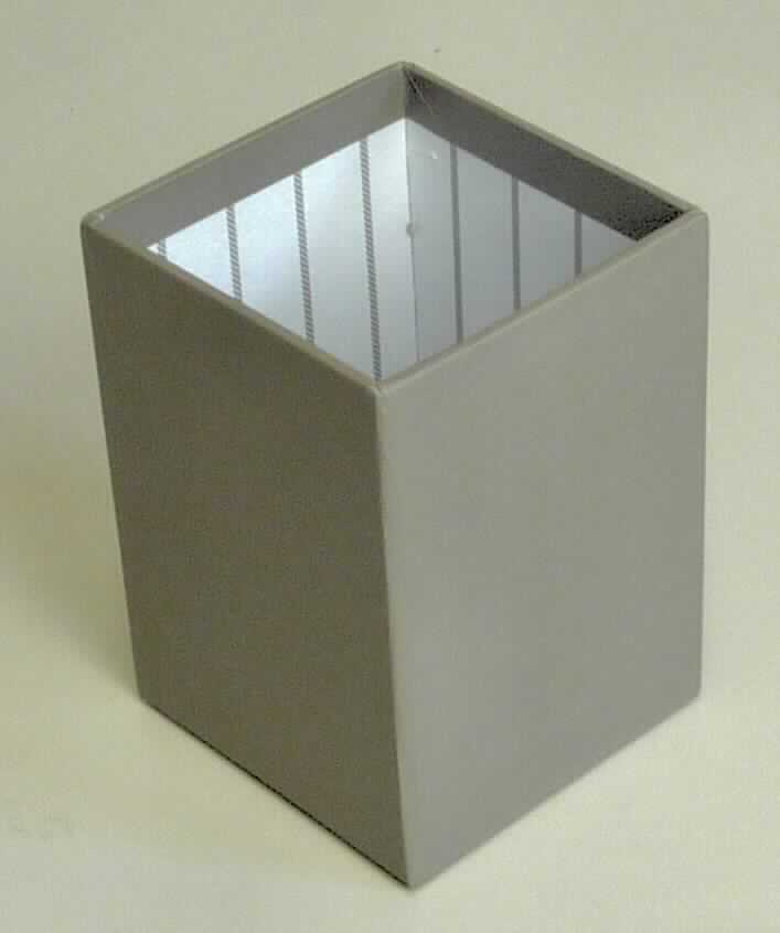 Bei der vorliegenden, als "Stiftebecher" bezeichneten Ware handelt es sich um ein etwa 11,5 x 8,1 x 8,1 cm
(H x B x T) großes, oben offenes Behältnis aus Pappe. Auf der Außenseite ist die Pappe mit einem grau-braunen, mit dünner Kunststofffolie überzogenem Papier und auf der Innenseite mit einem mit grau-weißem Streifenmuster bedruckten Papier beklebt. Die Ware soll zur Aufnahme von Stiften und anderen Schreibutensilien dienen und ist in einer klarsichtigen, mit Warnhinweisen bedruckten Kunststofffolie eingeschweißt.

Abbildung siehe Anlage.

Derartige Waren gehören als "Pappwaren von der in Büros, Geschäften und dergleichen verwendeten Art" in die Codenummer 4819 60 00 00 0 des Zolltarifs.