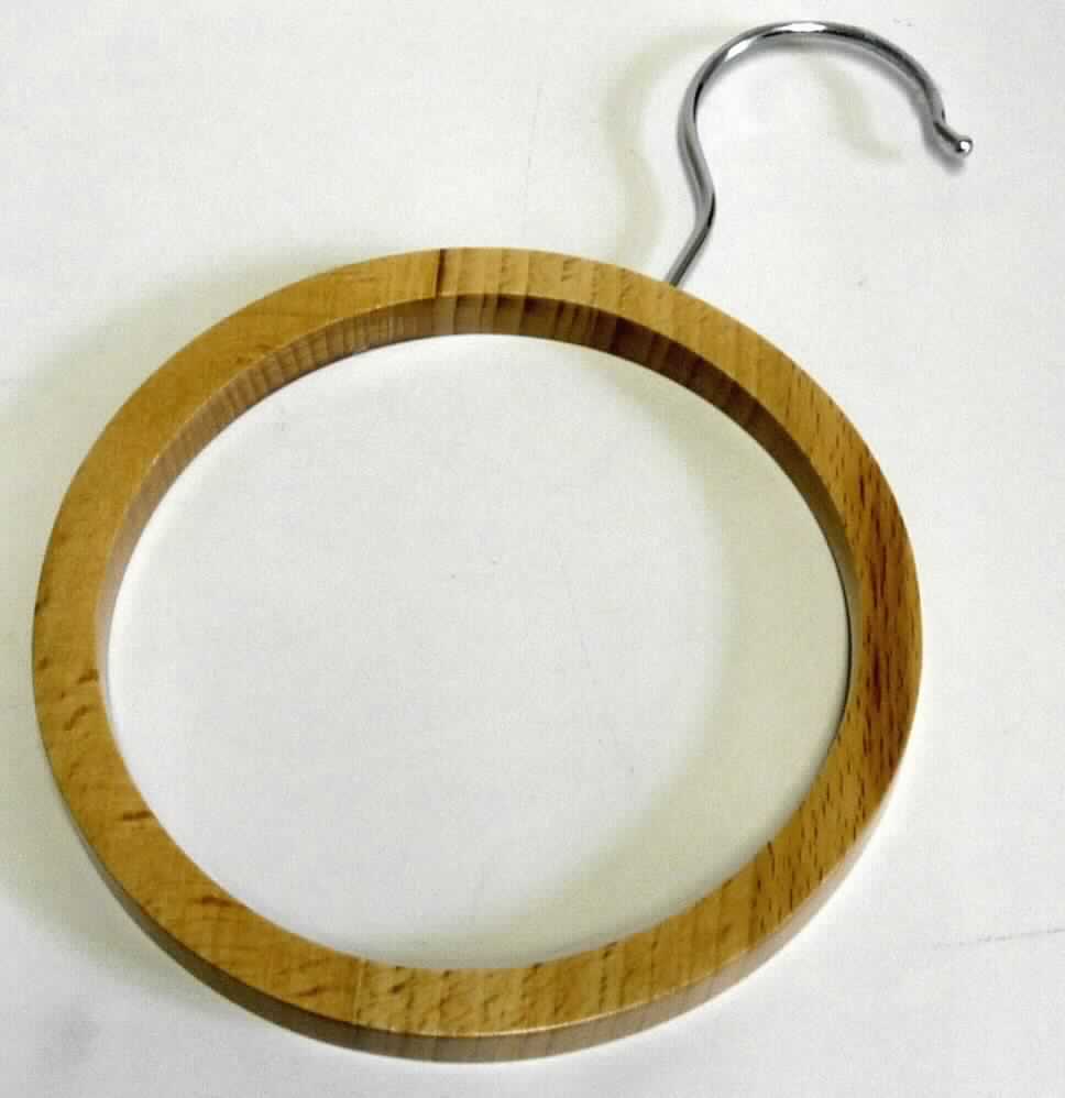 "Tücherhalter"
- Ring aus lackiertem, massivem Buchenholz (lt. Antragsteller), 
- mit einem Aufhängehaken aus Stahl (lt. Antragsteller),
- Abmessungen ca. 13,6 x 21 cm,
- zum Aufhängen von Kleidungsstücken (z.B. Tüchern oder Schals).        
(Abbildung siehe Anlage)

Das Holz bestimmt den Charakter des Ganzen.

"Kleiderbügel, aus Holz (zusammengesetzte Ware aus Holz -Charakter bestimmend- und unedlem Metall), 
sog. Tücherhalter"