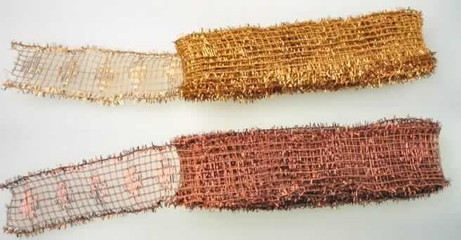 Kettengewirke (Häkelgalon), sog. Glitterband, Foto siehe Anlage,
- als Meterware, laut Antrag mit einer Länge von 3 m,
- mit gitterartigem Aussehen,
- ohne Flor- oder Schlingenoberfläche,
- laut Untersuchungsergebnis:
-- mit einer Breite von 3,0 cm
-- aus synthetischen Monofilen (Durchmesser ca. 0,15 mm) und metallisierten Streifen aus synthetischer
   Spinnmasse (Streifenbreite ca. 1 mm; metallisiertes Garn der Position 5605),
-- ein Spinnstoffgarn ist mit einem metallisierten Streifen aus synthetischer Spinnmasse (Streifenbreite
   ca. 1 mm) umwickelt (metallisiertes Garn der Position 5605),
-- an den Längskanten mit Metalldraht verstärkt; zusätzlich mit einem Wirkchenillegarn aus synthetischen
   Chemiefasern und aus metallisierten Streifen aus synthetischer Spinnmasse (Streifenbreite ca. 1 mm)
   verziert,
-- ohne Elastomergarne oder Kautschukfäden,
-- der Anteil an metallisierten Garnen und Metalldraht der Position 5605 überwiegt gegenüber dem
   Anteil an synthetischen Chemiefasern,
- in Kettenwirktechnik hergestellt, somit keine Ware der Position 5607.

"Kettengewirke, andere als solche der Positionen 6001 und  6002, aus metallisierten Garnen"