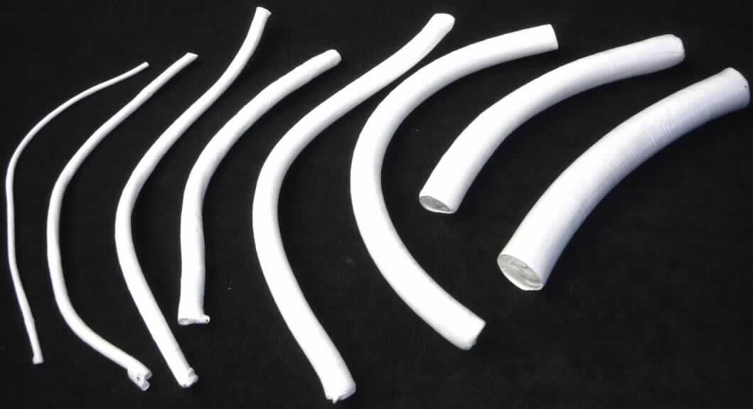 Waren aus Flechtstoffen in Form von strangartigen Erzeugnissen (sog. Schnüre), hergestellt 
aus in Längsrichtung gefalteten Kunststoffstreifen (laut Angaben aus Polytetrafluorethylen) 
mit einer Mindestbreite von ca. 1 cm (damit Flechtstoff), die neben- bzw. ineinander gelegt 
und mit einem spiralförmig verlaufenen Kunststoffstreifen als Außenlage umwickelt sind.
Die Waren werden als Stopfbuchspackungen (Dichtungsmaterial) verwendet und kommen 
mit verschiedenen Durchmessern (2, 4, 6, 8, 10, 13, 16, 19 mm) und unterschiedlichen 
Längen in den Handel.
