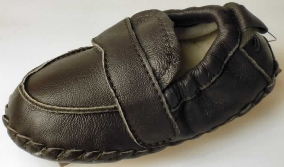 Freizeitschuhe (lt. Antrag: "Babyschuh", Foto siehe Anlage)
- mit Laufsohlen aus Leder (den größten Teil der Berührungsfläche mit dem Boden bildend)
  und Kautschuk; ohne Hauptsohle aus Holz,
- mit Oberteil (geschlossenes Blatt) aus Leder,
- auf das Oberteil sind Stücke aus Leder als Verstärkungsteile aufgesetzt,
- mit Decksohle aus Pelzfell,
- ohne Schutz in der Vorderkappe,
- den Knöchel nicht bedeckend,
- mit einer Länge der Innensohle von weniger als 24 cm,
- (lt. Antrag) kein Versand aus Macau

"Schuhe mit Laufsohlen und Oberteil aus Leder, andere als in den UPos. 6403 1200 00  bis 
6403 5991 91 genannt"