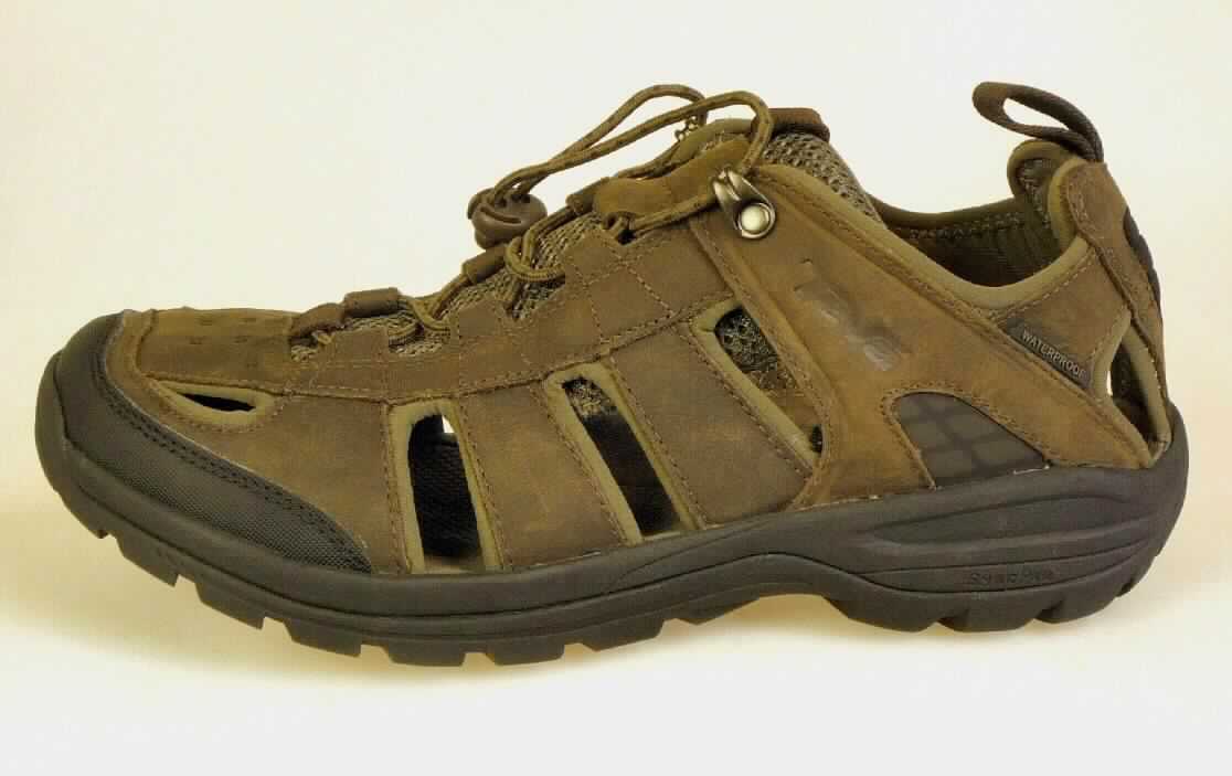 Freizeitsandalen (lt. Antrag: "M Kimtah Sandal Leather", Foto siehe Anlage)
- mit Laufsohlen aus (lt. Antrag) Kautschuk; ohne Hauptsohle aus Holz,
- mit Oberteil (nicht geschlossenes Blatt) aus Leder (den größten Teil der Außenfläche bildend), Spinnstoff und
  Kunststoff (Spinnstoff mit einer mit bloßem Auge wahrnehmbaren Außenschicht aus Kunststoff),
- vorn mit Zugkordel mit Kordelstopper,
- ohne Metallschutz in der Vorderkappe, 
- nicht den Knöchel bedeckend, 
- mit einer größten Höhe des Absatzes und der Sohle von weniger als 3 cm, 
- mit einer Länge der Innensohle von mehr als 24 cm, 
- für Männer (u. a. weiter Schnitt)

"Schuhe mit Laufsohlen aus Kautschuk und Oberteil aus Leder, andere als in den 
 UPos. 6403 1200 bis 6403 9931 genannt, für Männer"