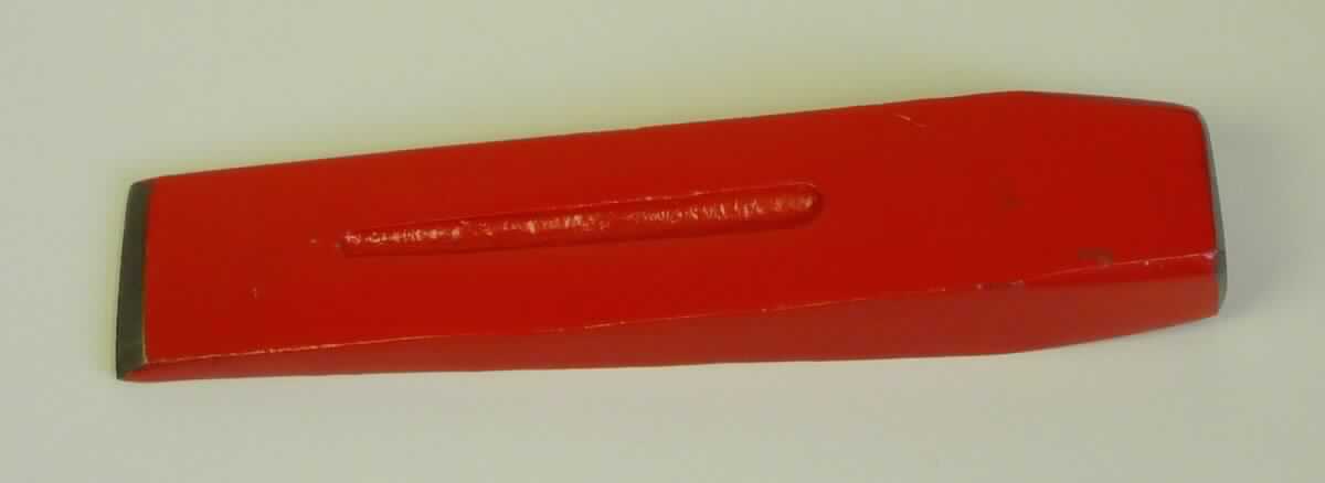 "Spaltkeil";

- mit freiem Arm zu handhabendes, keilförmiges Erzeugnis aus Stahl

- Länge ca. 22 cm

- zum spanlosen Zerteilen von Bäumen und großen Holzstücken für die Forstwirtschaft

- in einer Schaumstoffhülle aufgemacht

Abbildung siehe Anlage.

Derartige Erzeugnisse gehören als "andere Handwerkzeuge für die Forstwirtschaft
mit arbeitendem Teil aus unedlem Metall" zum TARIC-Code 8201 9000 00.