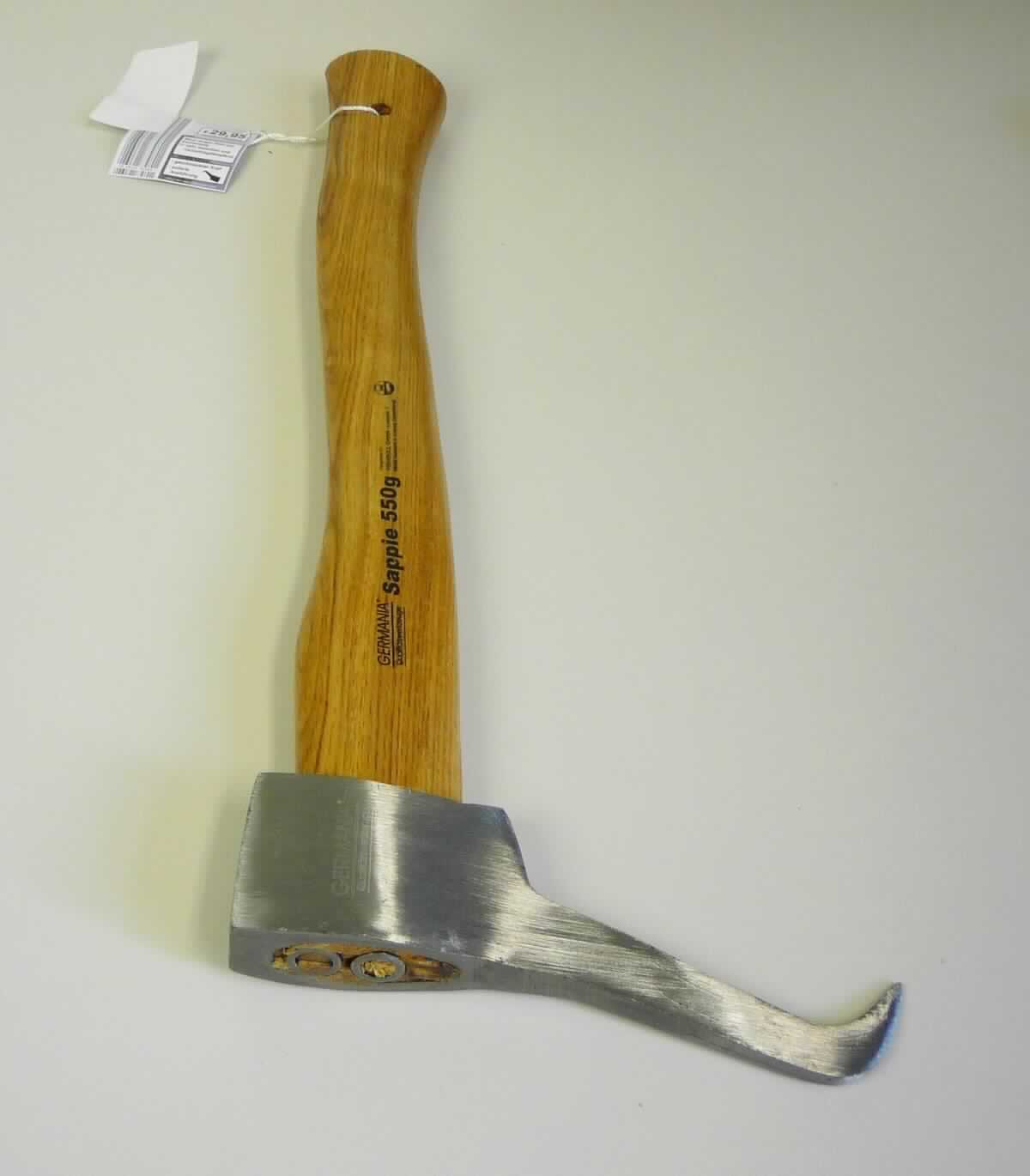 "Handsappie";

- mit freiem Arm zu handhabendes Erzeugnis, mit arbeitendem Teil aus unedlem Metall

- bestehend aus einem ca. 40 cm langen Stiel aus Holz und einem ca. 17,5 cm langen Kopfteil,
  welches keilförmig anläuft und an der Spitze zu einem Haken ausgeformt ist

- der arbeitende Teil ist mit einer Kunststofffolie geschützt

- dient zum Aufheben, Bewegen und Transportieren von kleineren Holz - und Baumstücken
  in der Forstwirtschaft

- mit Pappanhänger mit Produktinformationen

Abbildung siehe Anlage.

Derartige Erzeugnisse gehören als "andere Handwerkzeuge für die Forstwirtschaft
mit arbeitendem Teil aus unedlem Metall" zum TARIC-Code 8201 9000 00.