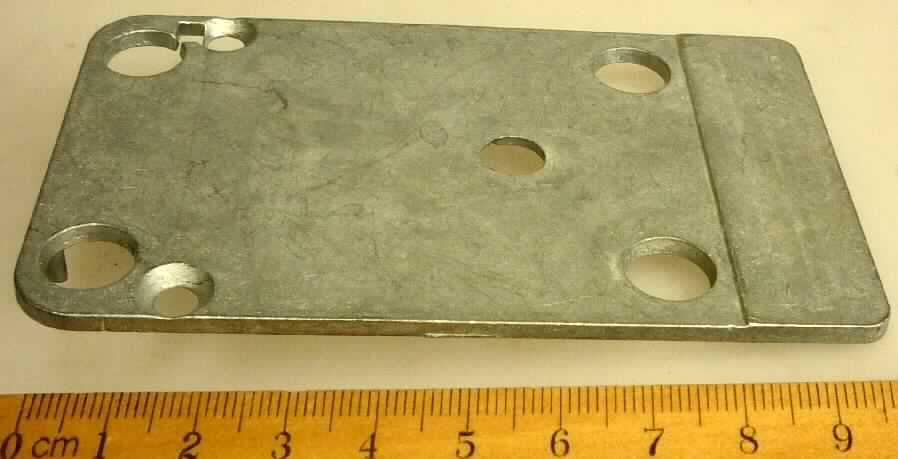 Es handelt sich um nahezu quaderförmige Erzeugnisse mit vier abgerundeten Kanten (L x B: etwa 10 cm x 6 cm) aus Zinkdruckguss, die mit verschiedenen Befestigungslochungen versehen sind und auf der Unterseite stiftähnliche Ausformungen aufweisen. Die Erzeugnisse werden als Deckel für elektronische Tresorschlösser (nicht Gegenstand der vZTA) verwendet.
-Antragstellerangaben-

Abbildung siehe Anlage.

Derartige Erzeugnisse gehören als "Teile aus unedlen Metallen, von Schlössern aus unedlem Metall" zur Codenummer 8301 6000 00 0 des Elektronischen Zolltarifs.