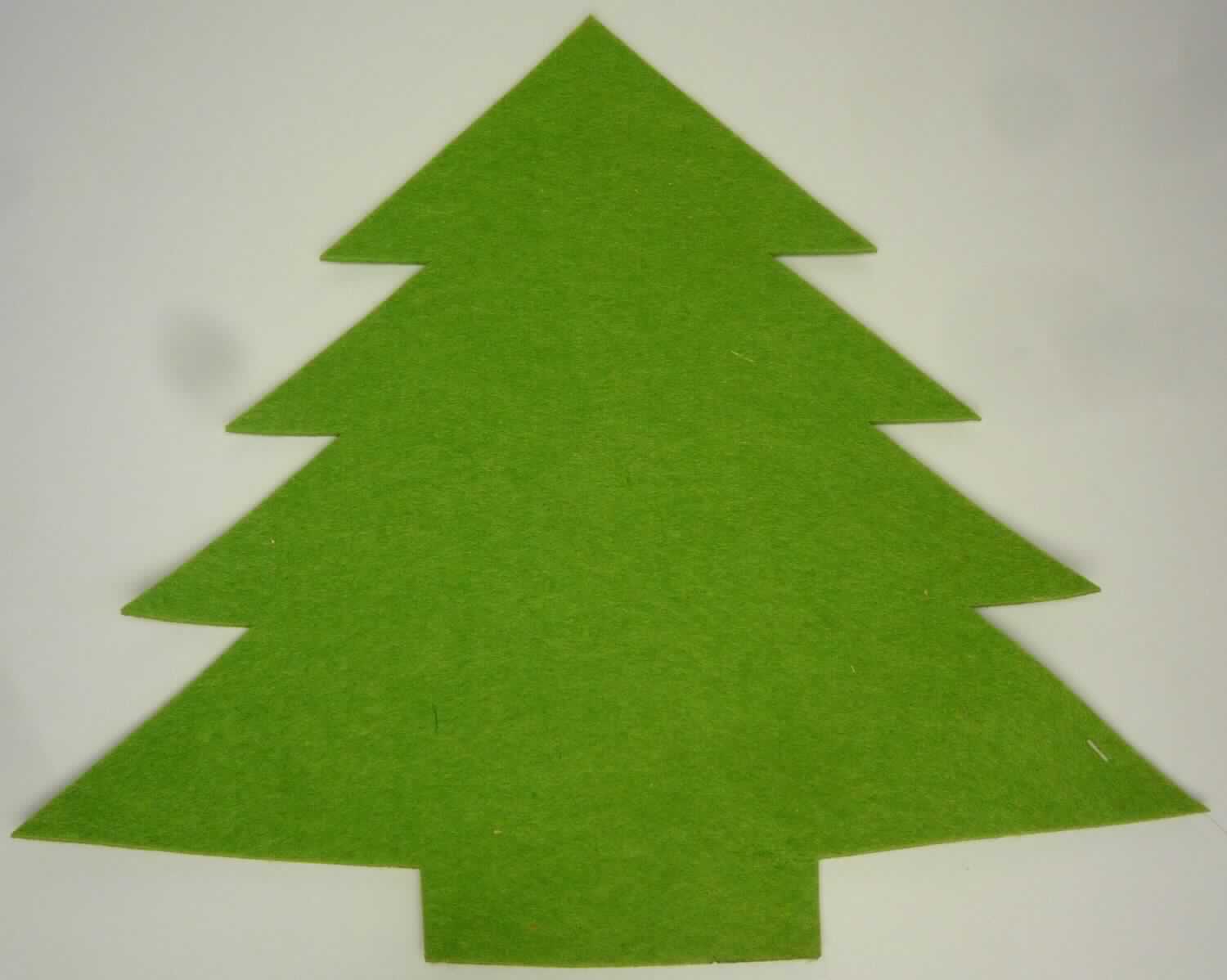 Untersetzer, sog. Dekomatte Tannenbaum, Art. Nr. 705410, Foto siehe Anlage,
- in Form eines stilisierten Tannenbaums zugeschnitten (somit konfektioniert), mit den Abmessungen von ca. 35 cm 
  x 35 cm,
- laut Untersuchungsergebnis aus einem genadelten und mit Bindefasern verfestigten Vliesstoff aus synthetischen 
  Chemiefasern (somit nicht aus Filz),
- soll als dekorativer Untersetzer für z. B. Gläser, Vasen oder Kerzenständer auf z. B. einem Tisch verwendet 
  werden; wird insbesondere wegen des Materials üblicherweise nicht gewaschen und kennzeichnet sich aufgrund 
  des Verwendungszwecks und der Ausstattung als Ware zur Innenausstattung, somit keine Tischwäsche der 
  Position 6302,
- kein Festartikel der Position 9505, da ohne eindeutigen Bezug zu einem Fest.

"Andere Ware zur Innenausstattung (Untersetzer), aus Spinnstoffen, keine Ware der Position 9404, aus
 Vliesstoffen, aus synthetischen Chemiefasern"