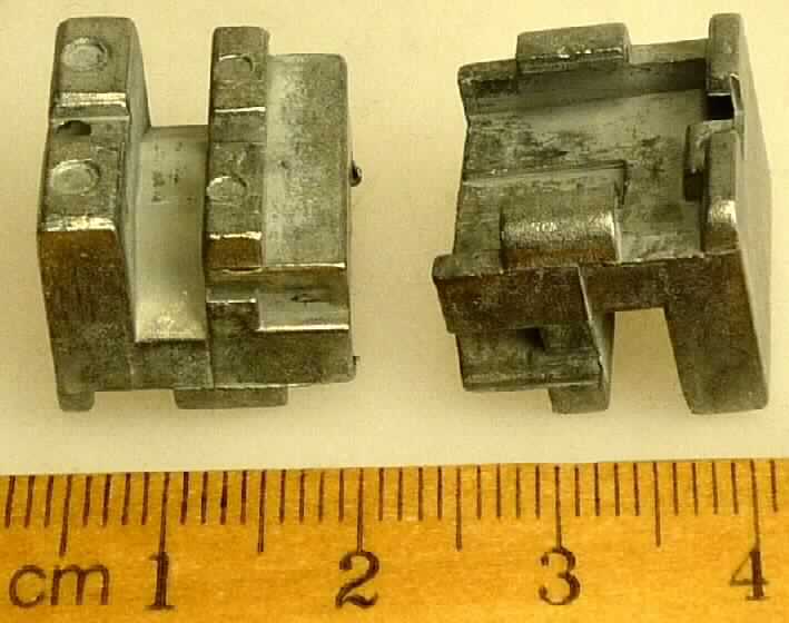 Es handelt sich um nahezu quaderförmige Erzeugnisse (L x B x H: etwa 1,7 cm x 1,6 cm x 1,4 cm) aus Zinkdruckguss, die ihrer Verwendung entsprechend mit verschiedenen Aussparungen, "Nasen" und Lochungen versehen sind. Die Erzeugnisse werden als sogenannte Sperrelemente für elektronische Tresorschlösser (nicht Gegenstand der vZTA) verwendet.
-Antragstellerangaben-

Abbildung siehe Anlage.

Derartige Erzeugnisse gehören als "Teile aus unedlen Metallen für Schlösser (elektrisch) aus unedlen Metallen" zur Codenummer 8301 6000 00 0 des Elektronischen Zolltarifs.