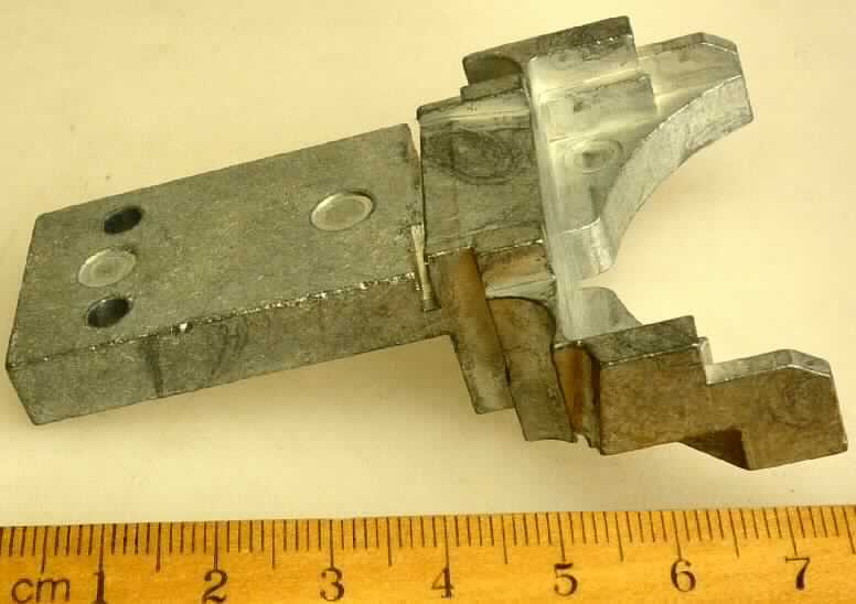 Es handelt sich um nahezu flache Erzeugnisse (Dicke: max. etwa 2,2 cm) aus Zinkdruckguss, die mit für ihre Verwendung spezifischen Ausformungen ausgestattet sind und an einer Seite halbkreisförmig ausgearbeitet sind und auf der anderen Seite einen quaderförmigen "Teil" mit zwei Lochungen aufweisen. 
Die Erzeugnisse werden als sogenannte Riegel für elektronische Tresorschlösser (nicht Gegenstand der vZTA) verwendet.
-Antragstellerangaben-

Abbildung siehe Anlage.

Derartige Erzeugnisse gehören als "Teile aus unedlen Metallen für Schlösser (elektrisch) aus unedlen Metallen" zur Codenummer 8301 6000 00 0 des Zolltarifs.