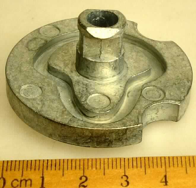 Es handelt sich um nahezu kreisförmige Erzeugnisse (Durchmesser: etwa 5,2 cm) aus Zinkdruckguss, die mit für ihre Verwendung spezifischen Ausformungen ausgestattet sind und mittig einen zylinderfömrigen Hohlkörper aufweisen. Die Erzeugnisse werden als sogenannte Steuerscheiben für elektronische Tresorschlösser (nicht Gegenstand der vZTA) verwendet.
-Antragstellerangaben-

Abbildung siehe Anlage.

Derartige Erzeugnisse gehören als "Teile aus unedlen Metallen für Schlösser (elektrisch) aus unedlen Metallen" zur Codenummer 8301 6000 00 0 des Elektronischen Zolltarifs.