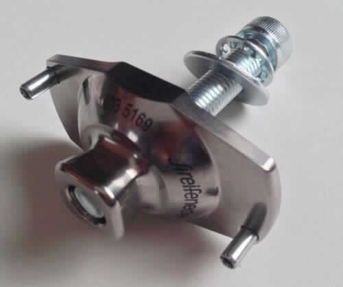 Sog. S.A.C.H.-Fuß-Adapter, Art.-Nr. 16A6/M10, in Form einer zusammengesetzten Ware, bestehend aus
- einem Titan-Adapter aus einer spezifisch geformten ca. 66 mm langen und ca. 37 mm breiten Metallplatte mit 
  einem in einen Vierkant übergehenden Aufbau mit Innengewinde (charakterbestimmender Bestandteil im Hinblick 
  auf die Verwendung),
- einer ca. 75 mm langen Schraube mit Kopf aus Stahl, mit Innensechskant und einem Außengewinde (M10),
- einem Federring mit Zahnung aus unedlem Metall (Durchmesser außen/innen ca. 19/11 mm, Höhe ca.1,5 mm) und
- einer Unterlegscheibe aus unedlem Metall (Durchmesser außen/innen ca. 25,5/11 mm, Höhe ca.1,6 mm).
Äußere Form: siehe Abbildung in der Anlage.
Die Ware dient als Verbindung zwischen einem Prothesenfuß und dem darüber eingebauten Modularteil (nicht Gegenstand dieser Auskunft).

Die Ware, welche in einer Kunststofftüte verpackt ist, wird als "Teil, erkennbar hauptsächlich für ein künstliches Körperteil für Menschen, nicht von den Unterpositionen (KN) 9021 2110 bis 9021 3910 erfasst" eingereiht.