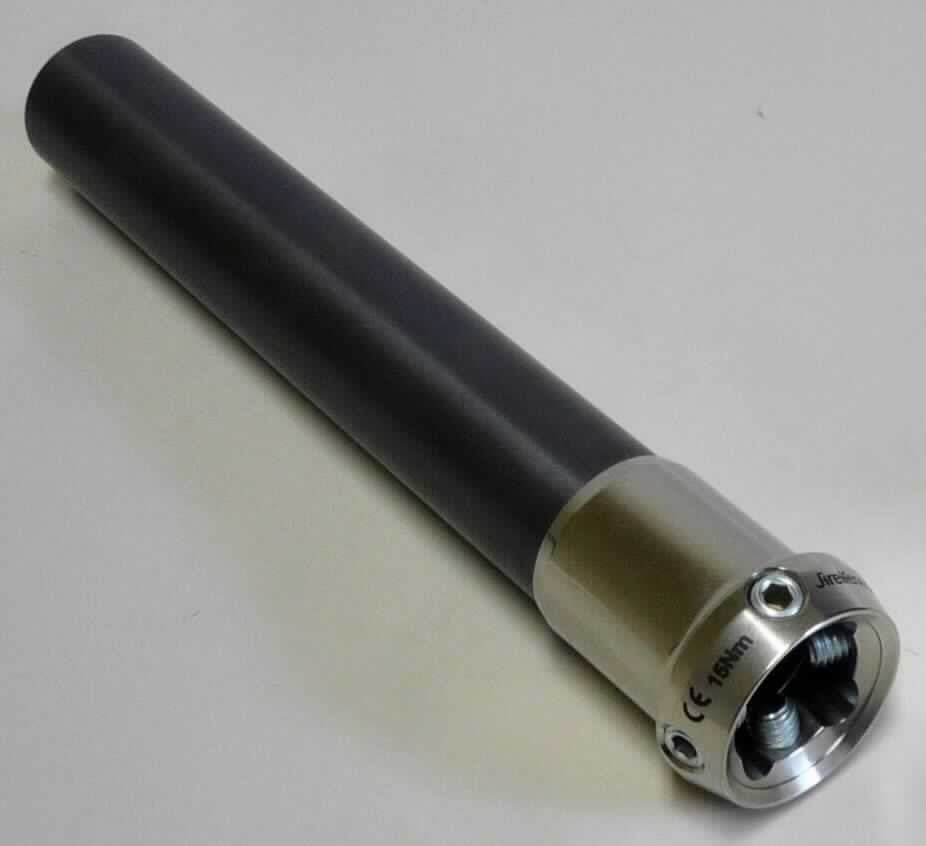 Sog. Rohradapter, Art.-Nr. 15A4/T225, bestehend aus einem ca. 200 mm langen Aluminiumrohr, mit einem Außendurchmesser von 30 mm, auf einer Seite mit einer Pyramidenaufnahme aus Titan mit vier Bohrungen mit Innengewinde, in welche vier Justierschrauben (M8x14 mm) in Form von Gewindestiften eingeschraubt sind, versehen, mit einer Gesamtlänge von ca. 215 mm, Gewicht 160 g, für ein maximales Körpergewicht von 175 kg. 
Äußere Form: siehe Abbildung in der Anlage.
Der Rohradapter stellt die technische Verbindung zwischen Knie- und Fußpassteil her, dient dem Aufbau einer modularen Beinprothese und kann z. B. mit einem Schraub- oder Verschiebeadapter oder Kniegelenk (sämtlich nicht Gegenstand dieser Auskunft) kombiniert werden.

Die Ware, welche zusammen mit einer Gebrauchsanweisung in einer Kunststofftüte verpackt ist, wird als "Teil, erkennbar hauptsächlich für ein künstliches Körperteil für Menschen, nicht von den Unterpositionen (KN) 9021 2110 bis 9021 3910 erfasst" eingereiht.