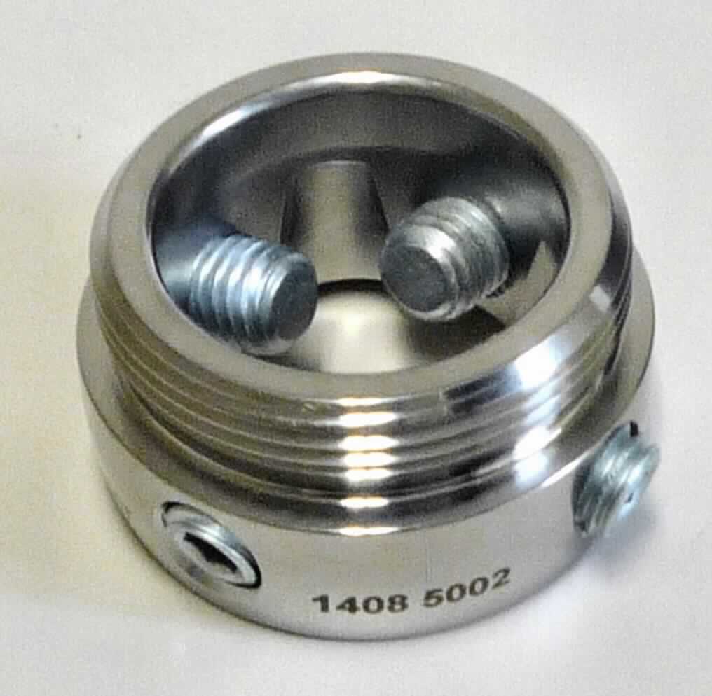 Sog. Rotationsadapter, Art.-Nr. 10A22/T,  bestehend aus einer runden, ringförmigen, massiven Vorrichtung aus Titan, mit einem äußeren Durchmesser von max. ca. 40 mm, einer Höhe von ca. 22 mm und einem Gewicht von 42 g, ca. 13 mm der Gesamthöhe leicht konisch zulaufend, ca. 9 mm mit einem Außengewinde (M36) versehen. In den konisch zulaufenden Teil sind vier verzinkte Justierschrauben (22A2/M8x12) eingeschraubt, zwischen welchen auf der Innenseite wiederum vier Vertiefungen eingearbeitet sind.
Äußere Form: siehe Abbildung in der Anlage.
Der Rotationsadapter dient zum Kombinieren mit M36 Innengewinde und Schaftadapter (Art.-Nr. 10A21/S und 10A25/S, nicht Gegenstand dieser Auskunft).

Die Ware, welche in einer Kunststofftüte verpackt ist, wird als "Teil, erkennbar hauptsächlich für ein künstliches Körperteil für Menschen (Beinprothese), nicht von den Unterpositionen (KN) 9021 2110 bis 9021 3910 erfasst" eingereiht.