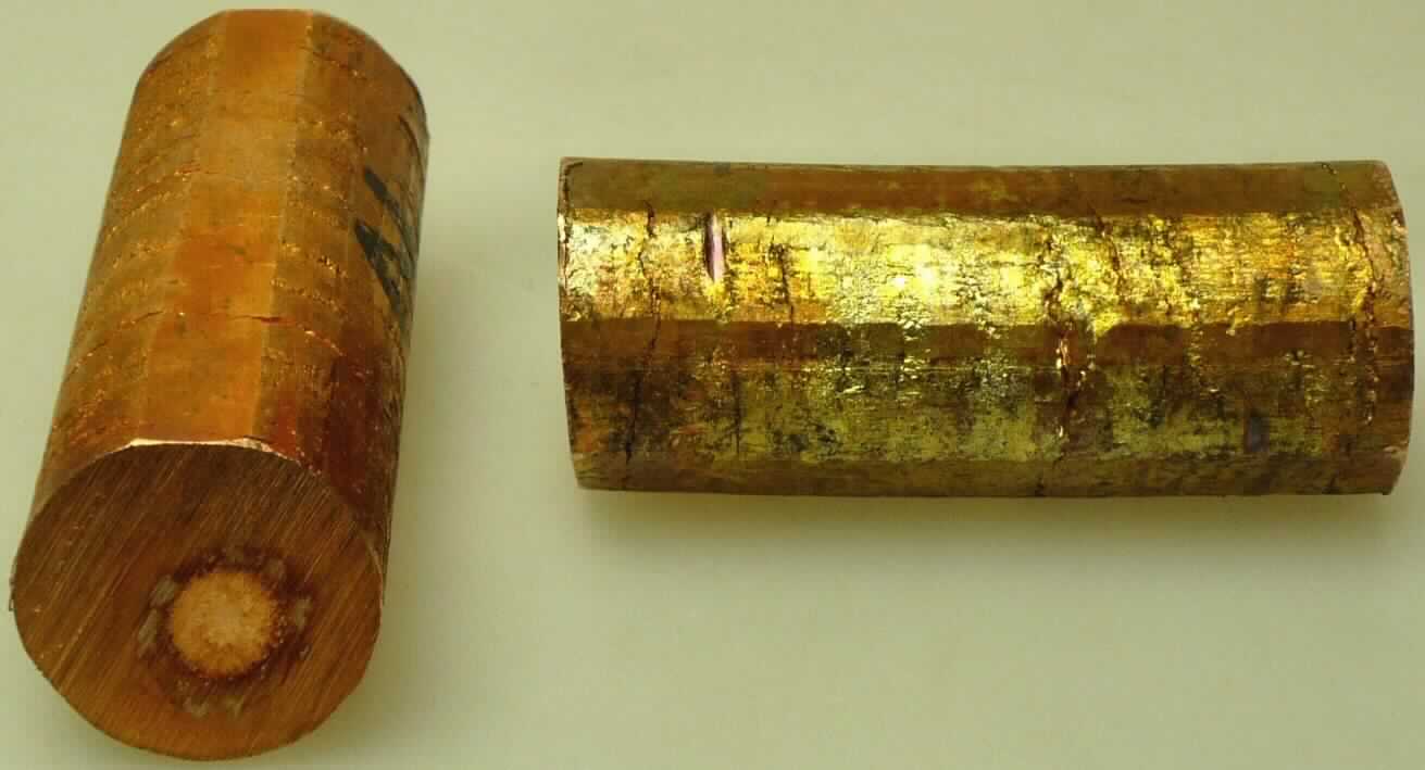 Kupfer Strangguss

Bei der Ware handelt es sich um ein in Rollen gewickeltes Langerzeugnis mit einem Durchmesser von ca. 20 mm. Es besteht laut chemischer Analyse aus raffiniertem Kupfer. Das Erzeugnis besitzt wiederkehrende hellere Verfärbungen und rundlaufende Risse im Metall im Abstand von ca. 6-7 mm. Es ist augenscheinlich im Stranggussverfahren zu einem Endlosbarren ohne weitere Bearbeitung wie Walzen oder Ziehen hergestellt worden. Es liegt Kupfer in Rohform vor, welches für eine Weiterbearbeitung z.B. durch Walzen oder Ziehen aufgrund der Gießfehler nicht geeignet ist. Es handelt sich nicht um Abfall oder Schrott aus Kupfer. 

Die Ware ist als Kupfer in Rohform, Drahtbarren, in die Unterposition 7403 1200 der Kombinierten Nomenklatur einzureihen.