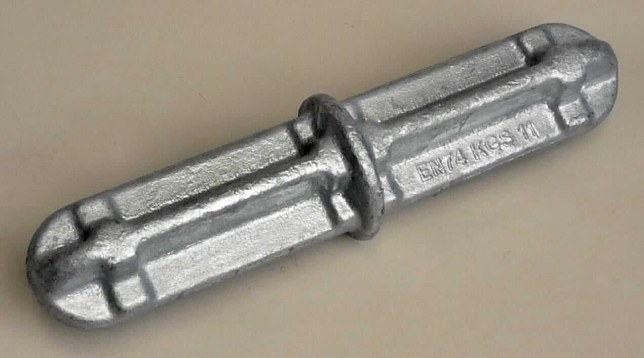 Es handelt sich um etwa 20 cm lange, gesenkgeschmiedete, feuerverzinkte Erzeugnisse aus Stahl, die einen nahezu kreuzförmigen Querschnitt aufweisen und mittig zu einem Ring ausgearbeitet sind. Die Erzeugnisse sind an den Enden abgerundet. Die Waren sind zum Zusammensetzen von Konstruktionsteilen vorgesehen und werden im Gerüstbau zur Verbindung von Gerüstrohren verwendet.
- Antragstellerangaben-
Außendurchmesser: max. 47 mm.

Abbildung siehe Anlage.

Derartige Erzeugnisse gehören als "Konstruktionsteile (Gerüstmaterial) aus Stahl" zum TARIC-Code 7308 4000 00.