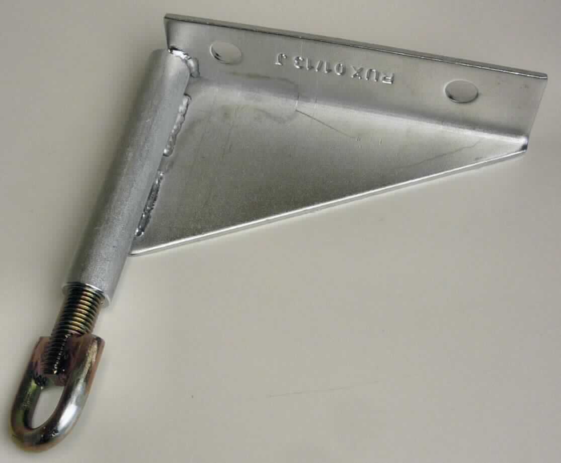 Es handelt sich um dreieckige Erzeugnisse (Abmessungen: etwa 200 mm x 175 mm x 105 mm) aus Stahlblech, die an einem Schenkel zu einem rechten Winkel umgebogen und mit zwei Lochungen versehen sind. Die Erzeugnisse weisen eine etwa 13 cm lange, angesetzte Hülse mit Innengewinde auf, in die eine Augenschraube mit metrischem Gewinde (M16) eingedreht ist. Die Waren werden am Mauerwerk von Gebäuden befestigt und dienen als bleibende Verbindungsmöglichkeit (Anschlusspunkt) für Gerüstverankerungen.
- Antragstellerangaben -

Abbildung siehe Anlage.

Derartige Erzeugnisse gehören als "Konstruktionsteile aus Stahl (Gerüstmaterial)" zum TARIC-Code 7308 4000 00.