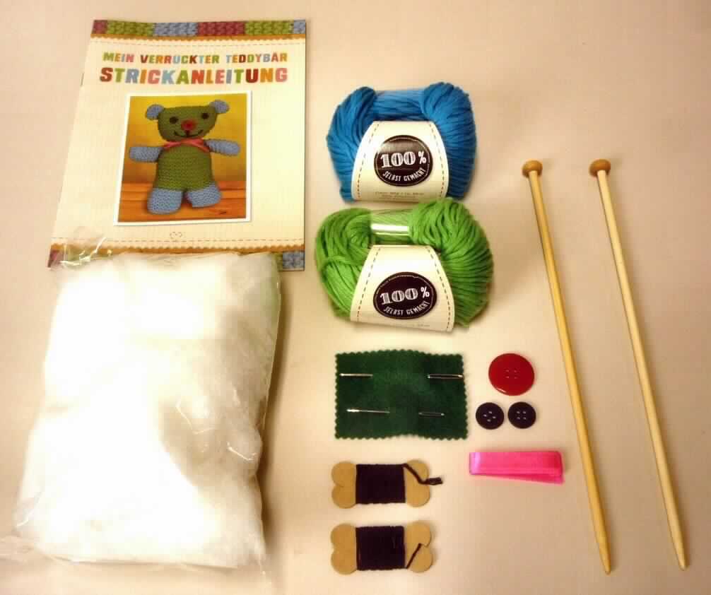 Handarbeitsset, Foto siehe Anlage,
- Warenzusammenstellung, bestehend aus zwei Garnen in Knäueln, zwei "Stickgarnen", zwei Stricknadeln, 
  "Füllmaterial", einem "Stoffband", drei verschiedenen Knöpfen, einer Stick- und einer Stopfnadel und 
  einer Strickanleitung; gemeinsam in einem bedruckten Pappkarton für den Einzelverkauf aufgemacht und zur 
  Befriedigung eines speziellen Bedarfs (Herstellen eines "Kuscheltiers") zusammengestellt,
- zwei Garne in Knäueln:
-- verschiedene, einfarbige Garne aus laut Antrag 45 GHT Baumwolle und 55 GHT Polyacryl 
   (synthetische Chemiefasern; Spinnfasern),  
-- gezwirnt; mit S-Drehung als letzte Drehung (u. a. somit kein Nähgarn),  
-- mit einem Titer von ca. 7270 dtex, somit kein Bindfaden,
-- in Aufmachung für den Einzelverkauf (Gewicht pro Knäuel: 40 g),
- zwei "Stickgarne":
-- einfarbige Garne aus Spinnstoffen, jeweils auf einer Pappkarte aufgewickelt,
- zwei Stricknadeln:
-- augenscheinlich aus Holz, mit einem Durchmesser von laut Antrag 5,5 mm,
-- an einer Seite angespitzt; an der anderen Seite mit einem "Kopf" aus Holz,
- Füllmaterial:
-- in einem Polybeutel verpackt,
-- aus Fasern aus Spinnstoffen,
- Stoffband:
-- mit einer Länge von ca. 40 cm und einer Breite von ca. 1 cm,
-- aus einem einfarbigen Gewebe aus Spinnstoffen,
-- an den Längsseiten mit echten Webkanten und an den Schmalseiten thermisch verfestigt,
- drei Knöpfe:
-- rund; zwei Stück mit einem Durchmesser von ca. 1,5 cm und ein Stück mit einem Durchmesser von ca. 2,5 cm,
-- augenscheinlich aus Kunststoff,
- Sticknadel:
-- mit einer Länge von ca. 5,3 cm,
-- aus augenscheinlich Stahl, mit zugespitztem Stift an einem Ende und einem Nadelöhr am anderen Ende,
- Stopfnadel:
-- mit einer Länge von ca. 6,8 cm,
-- aus augenscheinlich Stahl, mit zugespitztem Stift an einem Ende und einem Nadelöhr am anderen Ende,
- Strickanleitung: 
-- in Form einer ca. 21 cm x 15 cm großen, mit Text und Abbildungen bedruckten Broschüre aus Papier, 
   klammergeheftet (10 Seiten),
- keine Ware der Position 9503, da Stricken weder eine Freizeitbeschäftigung darstellt noch der spielerischen
  Unterhaltung von Kindern dient,
- insbesondere im Hinblick auf die Bedeutung im Bezug auf die Verwendung verleihen die Garne der 
  Warenzusammenstellung ihren wesentlichen Charakter.

"Garne aus synthetischen Spinnfasern, keine Nähgarne, in Aufmachungen für den Einzelverkauf, mit einem Anteil
 an synthetischen Spinnfasern von weniger als 85 GHT"