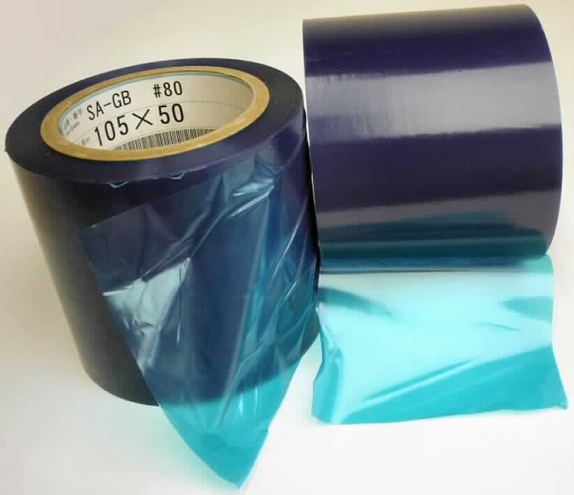 Angaben des Antragstellers:
Folie für die Brillenglasherstellung.
Die Folie besteht aus Polyolefin (ohne Acrylatklebeschicht)
Rollenbreite: 10,5 cm; Dicke: 80 µm bzw. 120 µm; ohne Liner

Untersuchungsergebnisse an Warenmuster:
Zwei blaue, einseitig selbstklebende Kunststofffolien (Breite: ca. 10,5 cm; Dicke: ca. 80 µm bzw. 115 µm). Die Folien sind auf Pappspulen aufgewickelt (siehe Abbildung).
Die Folien sind dreilagig und bestehen aus einer transparenten Lage, einer blauen Lage und einer Klebeschicht.

Befund:
Es liegen selbstklebende Kunststofffolien in Rollenform im Sinne der Position 3919 vor.