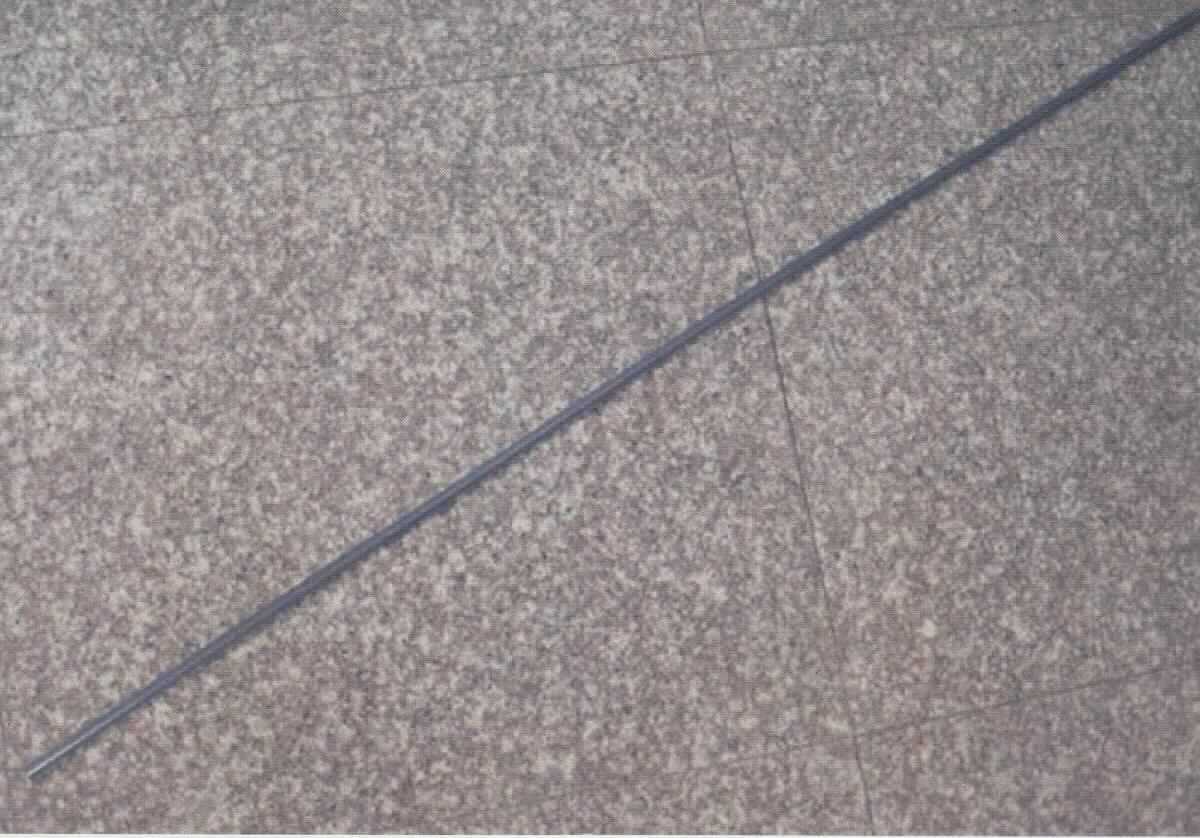 Angaben des Antragstellers:
T-Profilschiene aus Polyvinylchlorid (PVC) mit Magnetband

Transparente Profilschiene (Länge 1240 mm) mit aufgeklebten Magnetfolienstreifen zur Befestigung an Verkaufsregalen.

Befund:
Es liegen Profile aus Polyvinylchlorid im Sinne der Unterposition (KN) 3916 2000 vor.
