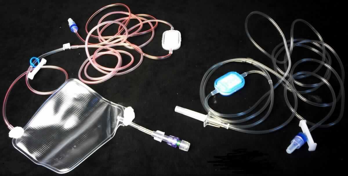 Sog. TW2010 Set, in zwei Ausführungen (TW2010/2 und TW2010/5), in Form von Schlauchleitungssystemen für die elektronische Infusionspumpe Bodyguard 121 Twins (nihct Gegenstand dieser Auskunft), im Wesentlichen bestehend aus einer transparenten, 230 cm langen Kunststoff-Schlauchleitung mit Luer-Lock-Anschluss und Rückschlagventil, mit integriertem 1,2 (bzw 0,2) µm-Filter, einer Klemme, einem Einstechdorn sowie einem abgesetzten Schlauchabschnitt mit etwas weiterem Lumen, an dem ein sog. Key in Form eines speziellen Kunststoffteils angebracht ist, das den Schlüssel darstellt, der zum Einsetzen in die Infusionspumpe unerlässlich ist und der gewährleistet, dass das Gerät nur mit diesem Set betrieben werden kann. Die Ausführung TW2010/5 besteht zusätzlich aus einem rot markiertem Schlauch, einem 150 ml fassenden Reservoirbeutel und einem blauen Ring, der ebenfalls dem korrekten Einsetzen in das Infusionsgerät dient.
Die Sets sind jeweils in eine mit Produktangaben bedruckte Papier-Folienpackung steril eingeschweißt.
Zur äußeren Form siehe Abbildung in Anlage.

Die Ware wird als "Teil, erkennbar hauptsächlich zur Verwendung mit einem medizinischen Infusionsgerät bestimmt" eingereiht.