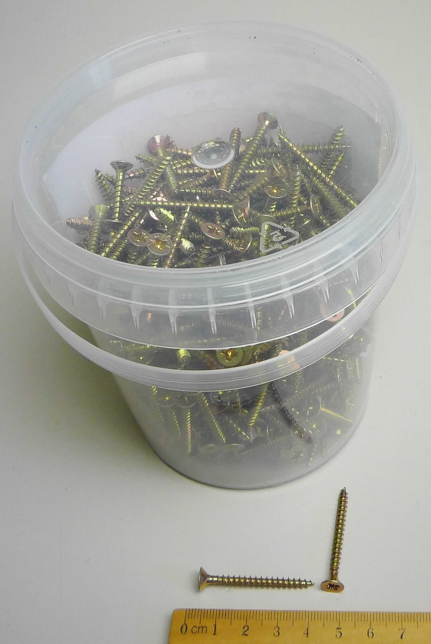 Es handelt sich um aus Stahl (kein nicht rostender Stahl) gefertigte Schrauben mit Senkkopf mit Kreuzschlitz und mit einem bis zum Kopf reichenden, selbstformenden Gewinde. Das Gewindeende ist zu einer Spitze ausgearbeitet. 
Die Waren sind zu jeweils 500 Stück in einem Kunststoffeimer verpackt.
- Antragstellerangaben -
Gewindedurchmesser: ca. 4 mm; Gesamtlänge: ca. 39 mm.

Abbildung siehe Anlage.

Derartige Erzeugnisse gehören als "andere gewindeformende Schrauben (keine Blechschrauben) aus Stahl" zur Codenummer 7318 1499 90 0 des Zolltarifs.