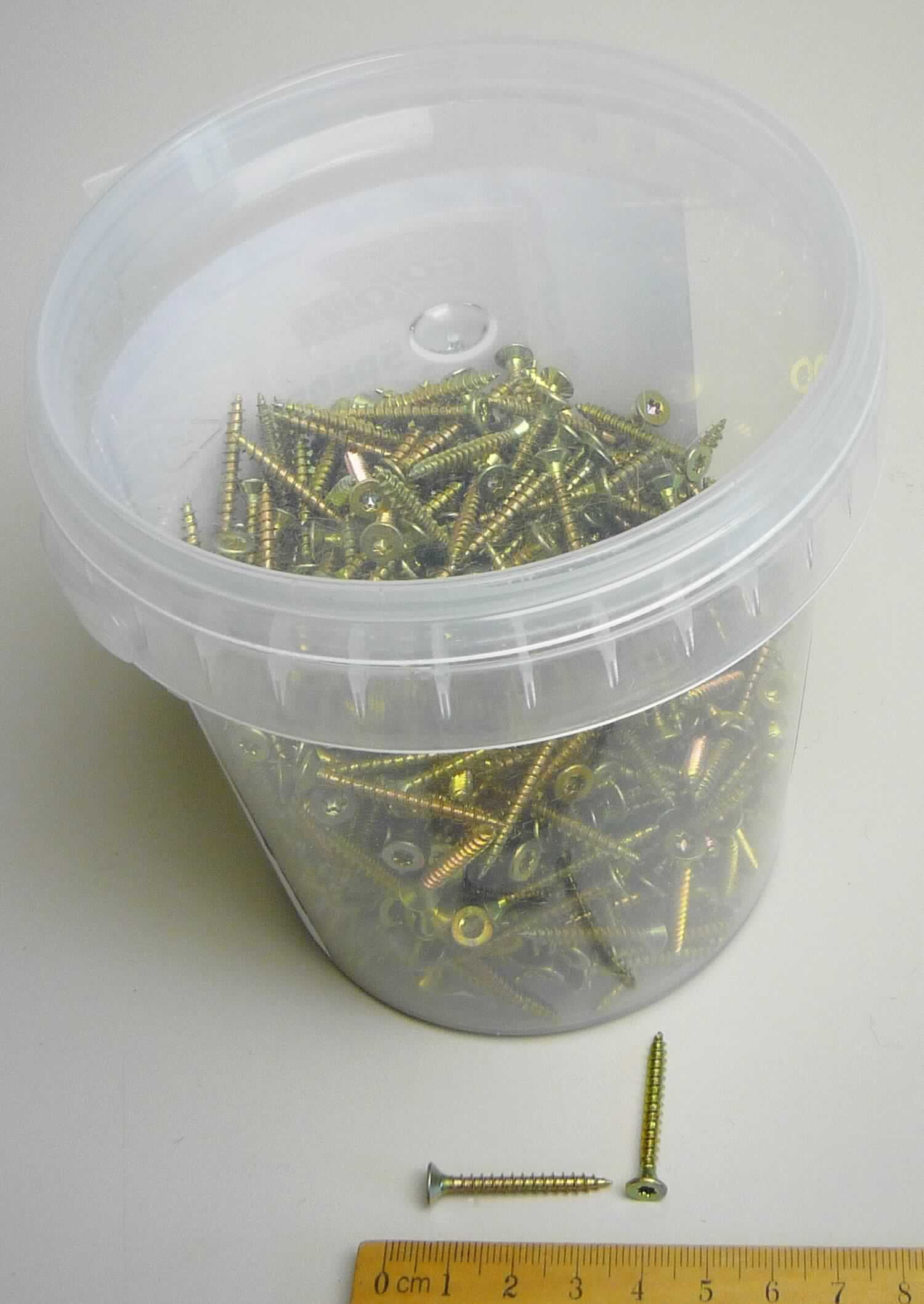 Es handelt sich um aus Stahl (kein nicht rostender Stahl) gefertigte Schrauben mit Senkkopf mit Innensechsrund (sog. Torx, geschützte Marke) und mit einem bis zum Kopf reichenden, selbstformenden Gewinde. Das Gewindeende ist zu einer Spitze ausgearbeitet. 
Die Waren sind zu jeweils 600 Stück in einem Kunststoffeimer verpackt.
- Antragstellerangaben -
Gewindedurchmesser: ca. 3,5 mm; Gesamtlänge: ca. 30 mm.

Abbildung siehe Anlage.

Derartige Erzeugnisse gehören als "andere gewindeformende Schrauben (keine Blechschrauben) aus Stahl" zur Codenummer 7318 1499 90 0 des Zolltarifs.