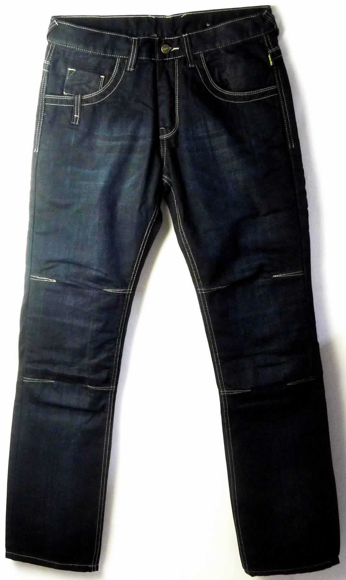 Lange Hose, sog. Bikerjeans für Motorradfahrer, Art. 390.00, Größe 34/34, Foto siehe Anlage,
- aus ca. 0,7 mm dicken, buntgewebten Geweben mit einem Kett- und zwei Schusssystemen (kein Denim) 
  aus laut Antrag 100 % Baumwolle,
- teilweise mehrlagig gefüttert,
- in der Taille abschließend mit einem angesetzten Bund mit Gürtelschlaufen,
- vorn mit einer Öffnung mit Reißverschluss und einer von links über rechts überlappenden Patte (Männerkleidung), 
  die im Taillenbund mit einem Knopf geschlossen wird, 
- vorn mit zwei eingesetzten und einer aufgesetzten, offenen Tasche und hinten mit zwei aufgesetzten 
  Gesäßtaschen,
- mit langen Hosenbeinen,
- an den Beinabschlüssen durch Umschlagen und Festnähen gesäumt,
- keine Arbeits- und Berufskleidung.

"Lange Hose, aus Geweben, für Männer, aus Baumwolle, keine Arbeits- und Berufskleidung, andere als in den
 Unterpositionen 6203 4231 und 6203 4233 genannte"