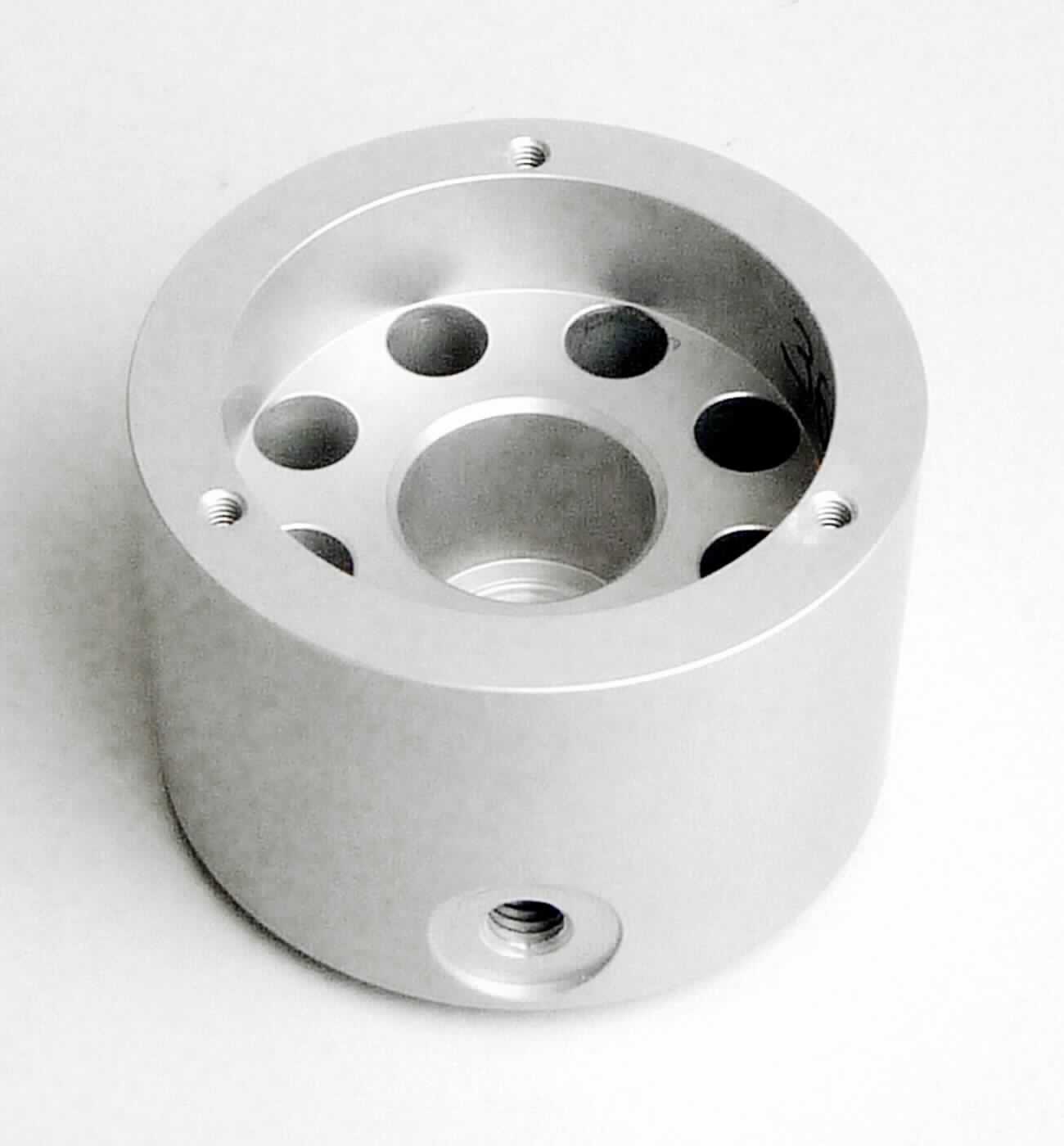 Teil für Drehmomentschlüssel;

- vollständig aus unedlem Metall gefertigtes, erkennbares Teil eines Drehmomentschlüssels (sog.
  Gehäuse)

- an der Oberseite mit vier Lochungen und an der Seite mit zwei Lochungen, jeweils mit 
  Innengewinde, zur Anbringung der Griffe versehen

- die Unterseite ist dreistufig nach innen abgesetzt, an der äußeren Stufe sind drei Lochungen 
  mit Innengewinde und an der nächsten Stufe sind acht Lochungen angebracht 

- zum Anziehen des Fräsdorns in Fräsmaschinen mit einem voreingestellten Drehmoment 

Abbildung siehe Anlage.

Derartige Erzeugnisse gehören als "Teile aus unedlem Metall für von Hand zu betätigende 
Schrauben- und Spannschlüssel (Drehmomentschlüssel), mit nicht verstellbarer Spannweite 
mit arbeitendem Teil aus unedlem Metall" zur Codenummer 8204 1100 00 0 des Zolltarifs.