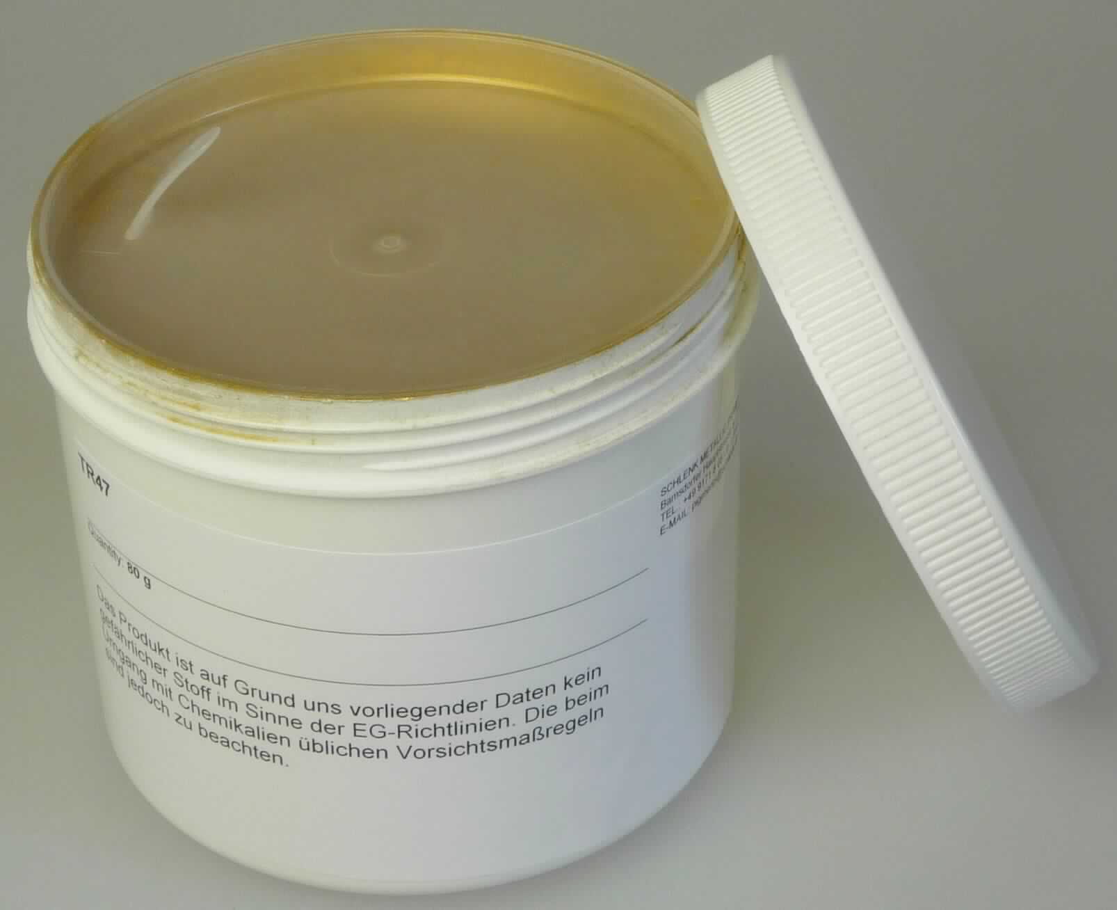 Angaben: 
Goldfarbenes Pulver aus Metall/Metalloxid; Aluminiumpigment beschichtet mit Eisenoxid und Siliciumdioxid; verwendet als Effektpigment für unterschiedliche Lack- und Druckanwendungen.

Warenbeschaffenheit: 
Goldfarbenes, glänzendes, feines Pulver, verpackt in Musterdose.

Befund: 
Zubereitung auf der Grundlage von anorganischen Pigmenten (Effektpigment/Kernpigment mit einem Überzug auf der Grundlage von Eisenoxid)