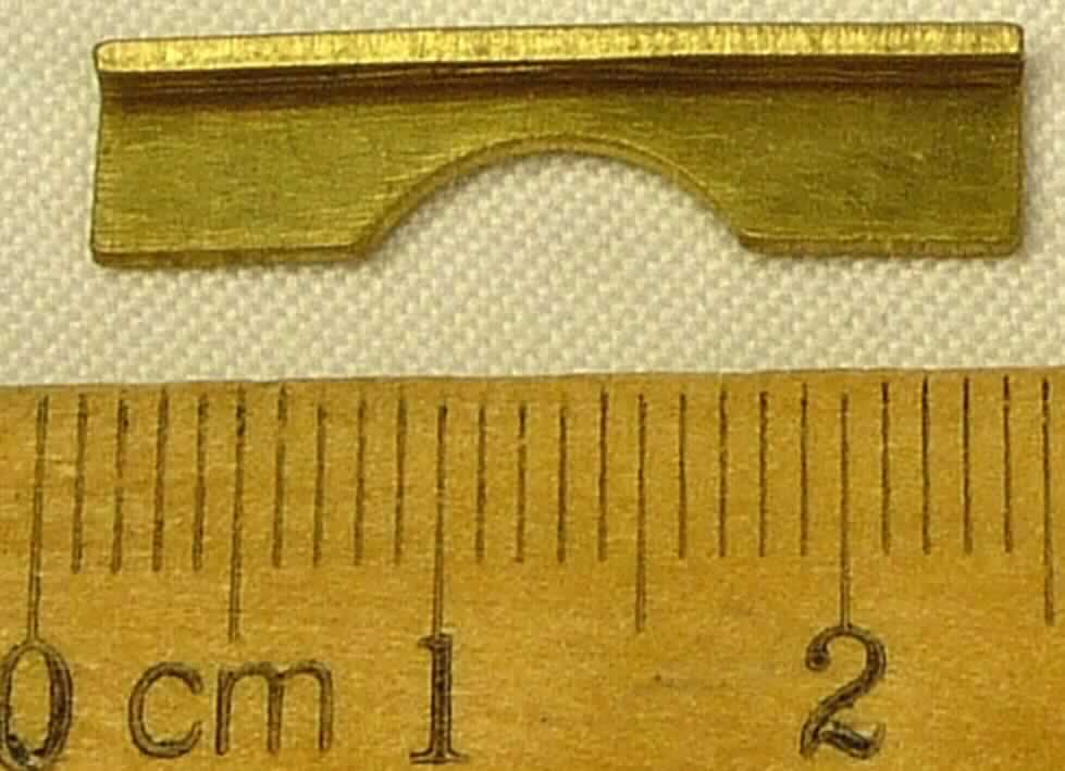 Sog. Buchsensicherung, Art.-Nr. 3A1000/E41, in Form eines spezifischen, flachen, rechteckigen, ca. 24 x 6 x 1 mm großen Erzeugnisses aus unedlem Metall, welches mittig mit einem ausgeschnitten, ca. 9 mm breiten Halbkreis versehen ist. Die obere gerade Kante ist etwa rechtwinklig gebördelt.
Äußere Form: siehe Abbildung in der Anlage. 
Die Buchsensicherung wird in den sog. Schwingblock (Art.-Nr. 3A1000/E48, nicht Gegenstand dieser Auskunft) eingeschoben, in welchen eine Schraube eingedreht wird, wodurch die sog.  Buchse mit Bohrung (ebenfalls nicht Gegenstand dieser Auskunft) sowie die Buchsensicherung mit ihrer halbkreisförmigen Öffnung im Schwingblock fixiert werden. 

Die Ware, welche in einer Kunststofftüte verpackt ist, wird als "Teil, erkennbar hauptsächlich für ein künstliches Körperteil in Form eines künstlichen Gelenks für Menschen (pneumatisches Bremskniegelenk einer Beinprothese) bestimmt, nicht von den Unterpositionen (KN) 9021 2110 bis 9021 2900 erfasst" eingereiht.