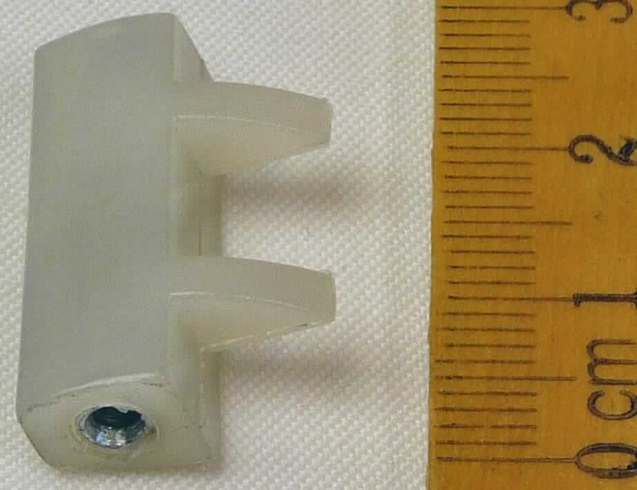 Sog. Druck Block, Art.-Nr. 3A1000/E45, bestehend aus einer spezifisch geformten, länglichen  Vorrichtung aus Kunststoff, mit Abmessungen (L x B x H) von ca. 25 x 8 x max. 15 mm, einseitig mit zwei Fortsätzen aus Kunststoff und mittig mit zwei eingelassenen Metallbuchsen versehen.
Äußere Form: siehe Abbildung in der Anlage.
Der Druck Block wird in das künstliche Kniegelenk KNIEGEN.air (Art.-Nr. 3A1000, nicht Gegenstand dieser Auskunft) mit pneumatischer Schwungphasensteuerung eingebaut.

Die Ware, welche in einer Kunststofftüte verpackt ist, wird als "Teil, erkennbar hauptsächlich für ein künstliches Körperteil in Form eines künstlichen Gelenks für Menschen (pneumatisches Bremskniegelenk einer Beinprothese) bestimmt, nicht von den Unterpositionen (KN) 9021 2110 bis 9021 2900 erfasst" eingereiht.