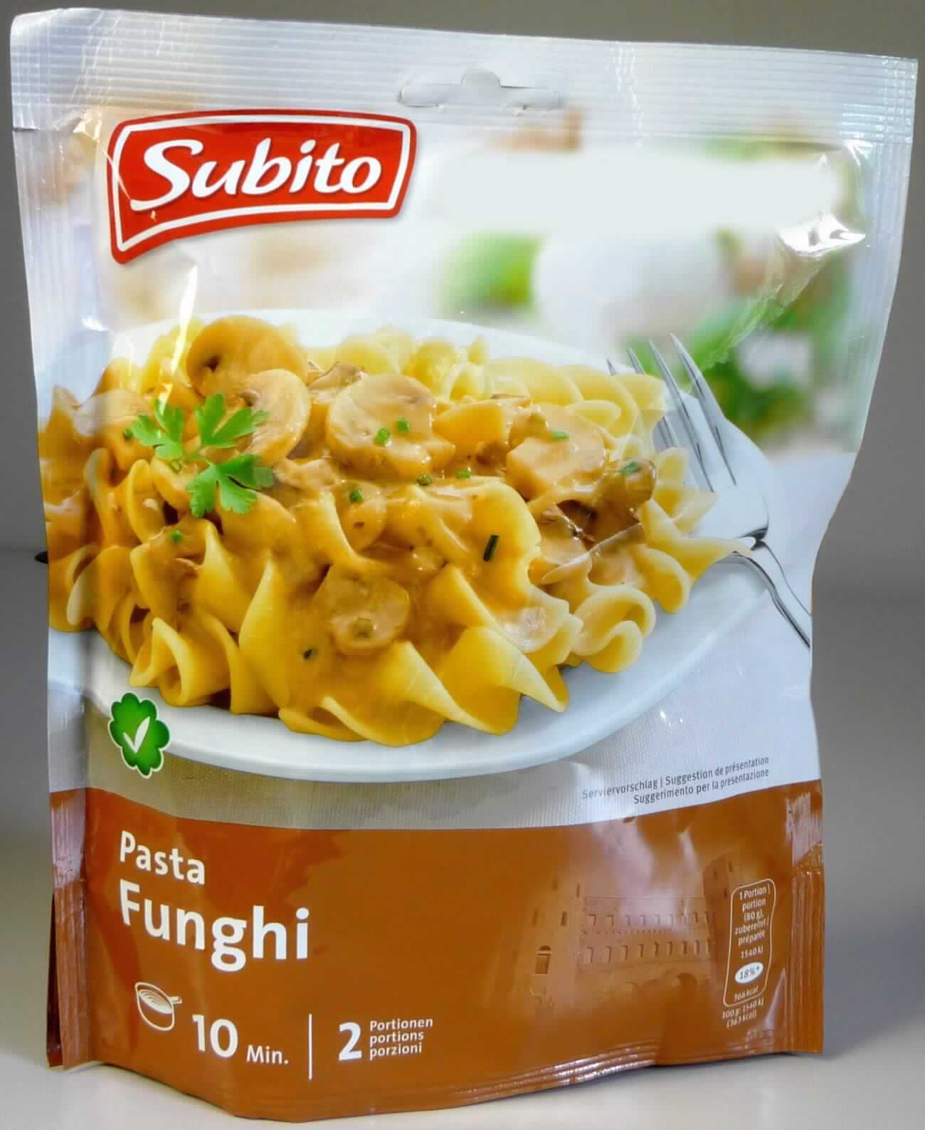 Nudel-Gericht mit Pilzen

Antragsangaben:
Pasta ai Funghi 160 g

Beschreibung des vorliegenden Warenmusters (Originalumschließung):
Bedruckter Verbundfolienbeutel mit Angaben zum Erzeugnis (Teigwarengericht getrocknet; 160 g), zu den 
Zutaten (siehe Feld 8) und zur Zubereitung (Beutelinhalt mit 450 ml Wasser in einer Mikrowelle oder mit 
500 ml Wasser und 20 g Fett in einer Pfanne 10 Minuten garen); darin eine Mischung aus gelblichen, ge-
trockneten, spiralförmigen Nudeln und einer hellbraunen, pulverförmigen, mit getrockneten Champignon-
stücken durchsetzten Saucenmischung.

Teigwaren, durch Mischen mit anderen Zutaten zubereitet, getrocknet, aus Weizen hergestellt.