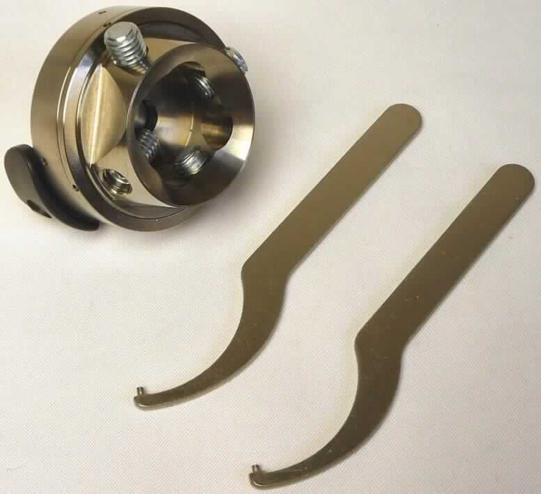Sog. Drehadapter, Art.-Nr. 10A10/T, in Form einer Warenzusammenstellung in Aufmachung für den Einzelverkauf; bestehend aus 
- einer runden, ringförmigen, massiven Vorrichtung mit halbkreisförmigem Aufbau aus Titan (charakterbestimmender Bestandteil im Hinblick auf die Verwendung) aus zwei zueinander drehbaren Teilen mit einer Verriegelungseinrichtung, mit einem äußeren Durchmesser und einer Höhe von jeweils 50 mm und einem Gewicht von 195 g, in die spezifische Justierkernaufnahme (distaler Anschluss) sind vier verzinkte Justierschrauben (22A2/M8x12) eingeschraubt sowie 
- zwei 10,5 cm langen Hakenschlüsseln zum Nachjustieren.
Äußere Form: siehe Abbildung in der Anlage.
Der Drehadapter wird oberhalb des Prothesenkniegelenks (nicht Gegenstand dieser Auskunft) eingebaut und wird so für die exoprothetische Versorgung der unteren Extremität verwendet.

Die Ware, welche in einer Kunststofftüte verpackt ist, wird als "Teil, erkennbar hauptsächlich für ein künstliches Körperteil für Menschen, nicht von den Unterpositionen (KN) 9021 2110 bis 9021 3910 erfasst" eingereiht.