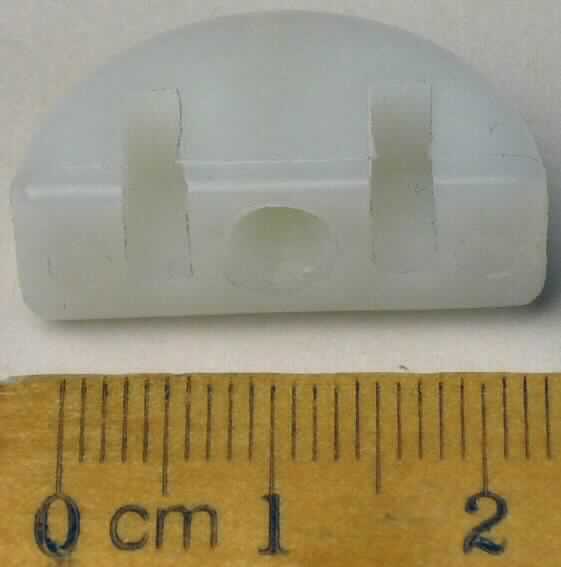 Sog. Kunststoff Block, Art.-Nr. 3A1000/E46, bestehend aus einer spezifisch geformten, halbrunden Vorrichtung aus Kunststoff, mit Abmessungen (L x B x H) von ca. 25 x max. 12 x 10 mm, mittig mit einer durchgehenden Bohrung und einseitig mit zwei Einkerbungen versehen.
Äußere Form: siehe Abbildung in der Anlage.
Der Kunststoff Block wird in das künstliche Kniegelenk KNIEGEN.air (Art.-Nr. 3A1000, nicht Gegenstand dieser Auskunft) mit pneumatischer Schwungphasensteuerung eingebaut.

Die Ware, welche in einer Kunststofftüte verpackt ist, wird als "Teil, erkennbar hauptsächlich für ein künstliches Körperteil in Form eines künstlichen Gelenks für Menschen (pneumatisches Bremskniegelenk einer Beinprothese) bestimmt, nicht von den Unterpositionen (KN) 9021 2110 bis 9021 2900 erfasst" eingereiht.
