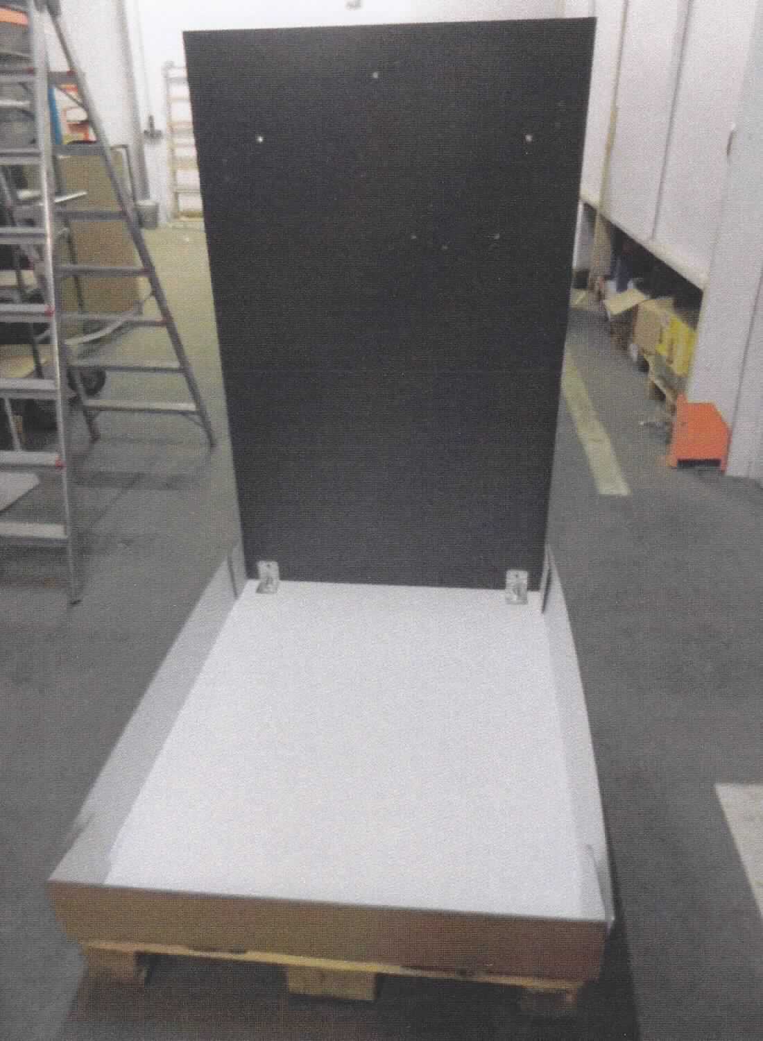 Bei dem sog. "Warenpräsenter ohne Musterleuchten, Art.-Nr. 7303-18 A", siehe Abbildung, handelt es sich um ein ca. 1.200 x 800 x 1.550 mm (= L x B x H) großes Möbel, im Wesentlichen bestehend aus einer Holzpalette, die mit einer Abdeckplatte aus Holz/MDF verkleidet ist und einer im rechten Winkel montierten Rückwand, die ebenfalls aus Holz/MDF hergestellt ist. Die Palette ist umlaufend mit einem Steg aus Pappe als Verkleidung versehen.

An der Rückwand des Erzeugnisses werden später diverse Musterleuchten (nicht Gegenstand der vZTA) montiert, um diese in einem Verkaufsgeschäft bewerben zu können.

Der stoffliche Charakter der Ware wird aufgrund des Umfanges, des äußeren Erscheinungsbildes und aufgrund der Bedeutung für die Verwendung (formgebendes Material, an dem die Verkaufswaren befestigt werden) durch die Bestandteile aus Holz/MDF bestimmt.

Das Erzeugnis ist als "anderes als von den Positionen 9401 und 9402 erfasstes Holzmöbel, von der in Läden verwendeten Art" einzureihen.