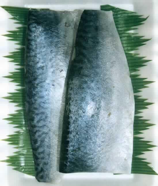 Nach den Angaben der Antragstellerin und der vorgelegten Probe handelt es sich um marinierte, tiefgefrorene Fischfilets mit Haut von Fischen der Art Scomber scombrus (Makrele). Die Fischfilets werden zur Herstellung von Sushi verwendet.
Jeweils zwei Filets sind auf einem Tray (Inhalt ca. 190 g) aufgemacht.
Zutaten: Makrele (96 %), Seetang, Essig, Zucker, Salz, Geschmacksverstärker. 

Zolltarifrechtlich handelt es sich um zubereitete Fischfilets von Makrelen der Art Scomber scombrus.