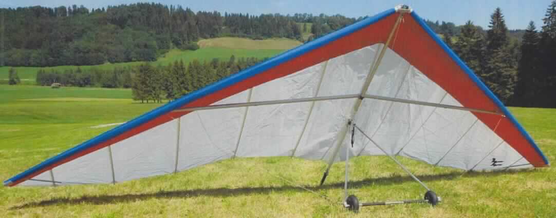 Hanggleiter, sog. Flugdrachen, Modell Alpha 210, Art. 01A-116-ALPHA 210, Foto siehe Anlage,
- bestehend aus einem Gestell und einem Segel:
- - Gestell aus Aluminium-, Glas- und Kohlefaserrohren; mittels Beschlägen, Schrauben 
    und Pins verbunden,
- - Segel aus unterschiedlichen Textilgeweben, durch Gurte, Bänder und Rippen stabilisiert,
- mit einer Fläche von 19,5 m² und einer Spannweite von 9,5 m,
- mit einem Gewicht von 23 kg,
- für zivile Zwecke bestimmt,
- dient der Beförderung von Personen, somit kein Sportgerät des Kapitels 95.

"Hanggleiter, für zivile Zwecke"