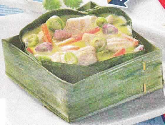 Angaben des Antragstellers: 
Art. Nr. 8340500 Yellow Thai Chik`n Curry; Hähnchenbrustfiletstücke in einer pikant-scharfen, mit Gemüse verfeinerten, gelben Currysauce in einem mit Bananenblatt ausgelegten Palmblattkörbchen, gegart, tiefgefroren. 
Zubereitungsempfehlung: Produkt unaufgetaut zubereiten. Kombidämpfer mit feuchter Hitze: Bei 165 °C ca. 10 Min.
Verpackung: Karton mit zwei Innenkartons zu je 1,68 kg und je 2 x 12 Stück.
Eine Warenprobe wurde nicht vorgelegt, jedoch weitere vertrauliche Angaben gemacht.