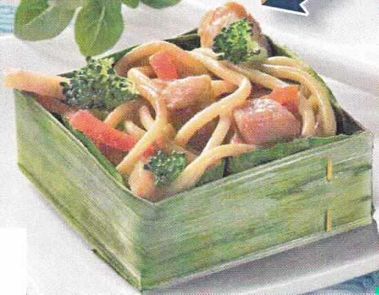Angaben des Antragstellers: 
Art. Nr. 8340300 Chik`n Teriyaki Noodle Salad
Mie-Nudeln, Hähnchenbrustfiletstücke, Broccoli, Wasserkastanien und Karotten gewürzt mit Teriyakisauce in einem mit Bananenblatt ausgelegten Palmblattkörbchen, gegart, tiefgefroren.
Zubereitungsempfehlung: Produkt abgedeckt auftauen lassen: Im Kühlschrank 12 - 14 Stunden / bei Raumtemperatur 3 - 4 Stunden.
Verpackung: Karton mit zwei Innenkartons zu je 1,68 kg und je 2 x 12 Stück.
Eine Warenprobe wurde nicht vorgelegt, jedoch weitere vertrauliche Angaben gemacht.