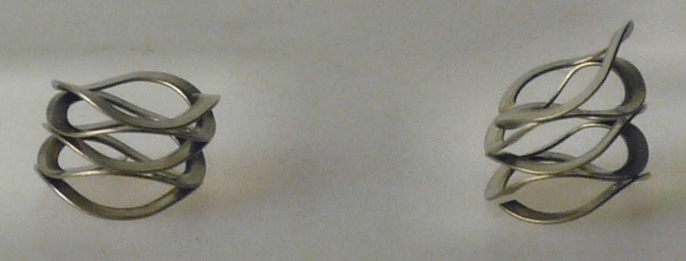 Es handelt sich um vollständig aus flachem Stahldraht gefertigte Erzeugnisse, die in wellenförmigen Bahnen zu einer Spirale (Außendurchmesser ca. 10 mm) gedreht sind.
Die federnden Waren dienen dem axialen Toleranzausgleich in bestimmten Bauteilen eines Gasgenerators.
- Antragstellerangaben -

Abbildung siehe Anlage.

Derartige Erzeugnisse gehören als "andere Federn aus Stahl" zum TARIC-Code 7320 9090 90.