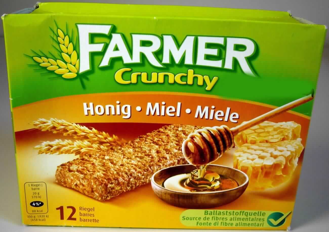 Gebackener Getreideriegel 

Antragsangaben: Farmer mit Honig, Packungsinhalt 240 g

Beschaffenheit des vorgelegten Warenmusters:
Ca. 10 cm langer, 3 cm breiter und 0,8 cm dicker gebräunter, sehr fester Riegel aus einer augenscheinlich 
gebackenen Masse. Geschmack vorherrschend nach gebackenem Getreide, süß und nach Honig. Zwölf 
einzeln in gelbe Original-Schlauchfolie eingeschweißte Riegel befinden sich in einem hellgrünen Original-
Umkarton. Der Aufdruck enthält Angaben zum Erzeugnis ("Knuspriger Getreideriegel mit Hafer, Weizen 
und Honig"), Angaben zum Inhalt (240 g) und die Zutatenliste (siehe Feld 8). 

Stärke/Glucose*: 25 bis weniger als 50 GHT
Saccharose/Invertzucker/Isoglucose**: 5 bis weniger als 30 GHT
Milchfett***: weniger als 1,5 GHT
Milchprotein***: weniger als 2,5 GHT

*: festgestellt gemäß VO (EG) Nr. 900/2008, VO (EU) Nr. 118/2010
**: festgestellt gemäß VO (EG) Nr. 900/2008
***: berechnet aus den Antragsangaben

Gesüßte Backware, nicht keksähnlich, Gebäckriegel