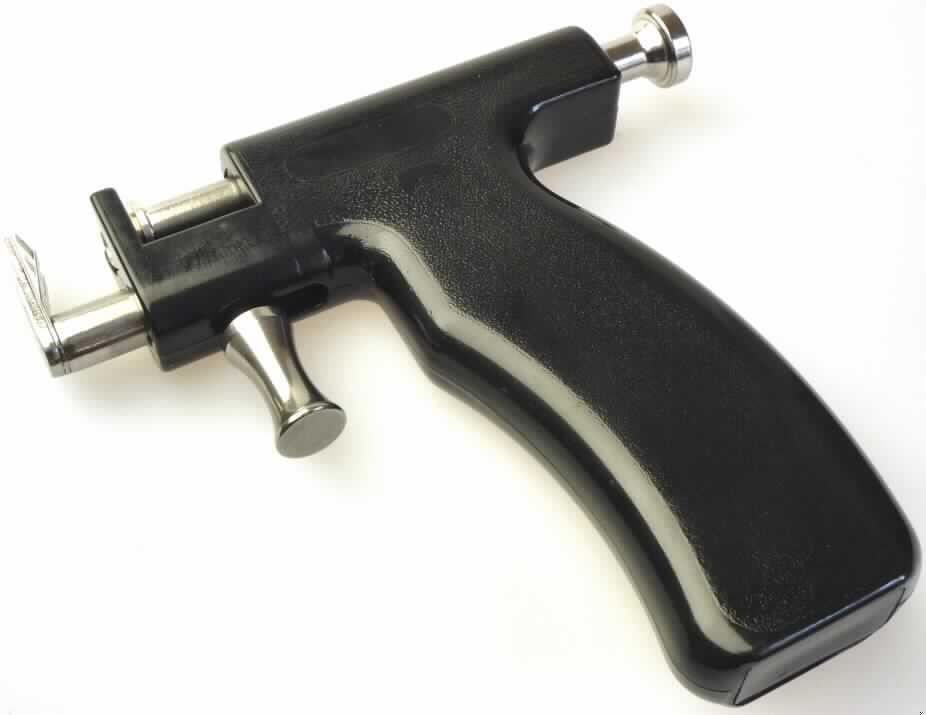 Es handelt sich um sog. Ohrlochstechinstrumente; das sind mit freiem Arm zu handhabende Erzeugnisse bestehend aus einer Schubstange mit einer Aufnahmevorrichtung aus unedlem Metall für den Ohrstecker (arbeitender Teil) sowie einer Halterung für den Ohrsteckerverschluss und einem Pistolenhandgriff mit Federmechanismus zum Betätigen der Schubstange. Die Erzeugnisse werden zwischen der Halterung und der Aufnahmevorrichtung an ein Ohr gehalten. Durch das Bewegen der Schubstange wird der Ohrstecker durch das Ohr gepresst.

Abbildung siehe Anlage.

Derartige Erzeugnisse gehören als "Handwerkzeuge, anderweit weder genannt noch inbegriffen, mit arbeitendem Teil aus unedlem Metall" zur Unterposition 8205 5990 der Kombinierten Nomenklatur.