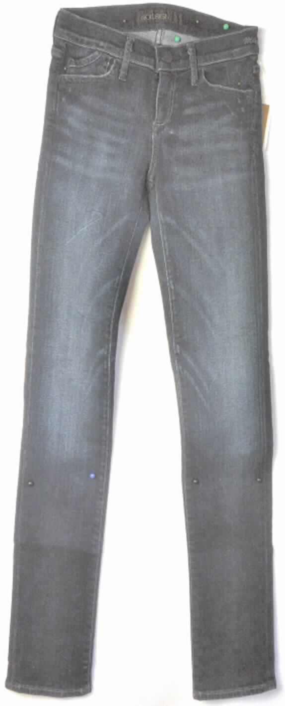 Lange Hose für Männer, sog. Freizeitkleidung, Goldsign Denim Lang, in Erwachsenengröße, Foto siehe Anlage,
- aus 1,1 mm dicken, buntgewebten, köperbindigen Geweben aus laut Antrag 44% Rayon
  (Viskose, künstliche Chemiefasern) 29% Baumwolle, 25% Cupro (Zellulosefaser nach dem Kupfer-
  Ammoniak-Verfahren, künstliche Chemiefasern) und 2% Polyurethan (synthetische Chemiefasern),
- in der Taille abschließend, mit einem angesetzten Taillenbund, mit Gürtelschlaufen, 
- vorn mit einer Öffnung mit Reißverschluss und einer von links über rechts mit einem Knopf 
  zu schließenden Patte (Männerkleidung), somit keine lange Hose der Position 6204,
- mit zwei offenen Taschen und einer zusätzlichen kleinen Tasche auf der Vorderseite sowie
  mit zwei Gesäßtaschen (sog. Five-Pocket-Stil),
- keine Arbeits- und Berufskleidung,
- mit knöchellangen Hosenbeinen, an den Beinabschlüssen gesäumt.

"Lange Hose, aus Geweben, für Männer, aus künstlichen Chemiefasern, keine Arbeits- und Berufskleidung"