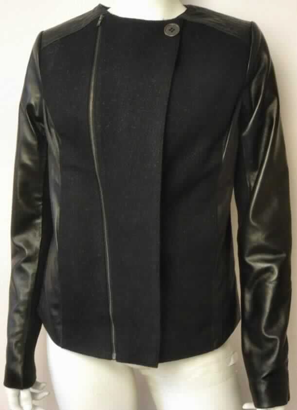 Kleidung aus Leder, sog. Kalgan Jacket, Art. W04052, Abbildung siehe Anlage, 
- aus verschiedenen Stoffen zusammengesetzte Ware, bestehend aus: 
- - Leder an den Oberseiten der Ärmel (ca. 2/3) , auf den Schultern und an den Seiten 
    des Vorder- und Rückenteils (ca. 1/3), 
- - Spinnstoffgewirken an den Unterseiten der Ärmel (ca. 1/3), 
- - Spinnstoffgeweben in der Mitte des Vorder- und Rückenteils (ca. 2/3), 
- nach dem Umfang bestimmt das Leder den wesentlichen Charakter der zusammenge- 
  setzten Ware, 
- über die Taille reichend (Rückenlänge ca. 54 cm), 
- mit langen Ärmeln, ohne Kragen, 
- vorne mit zwei Knöpfen zu schließen und mit einem Zierreißverschluss ausgestattet, 
- mit zwei eingesetzten Taschen, 
- innen gefüttert. 

"Kleidung (Jacke), aus Leder"