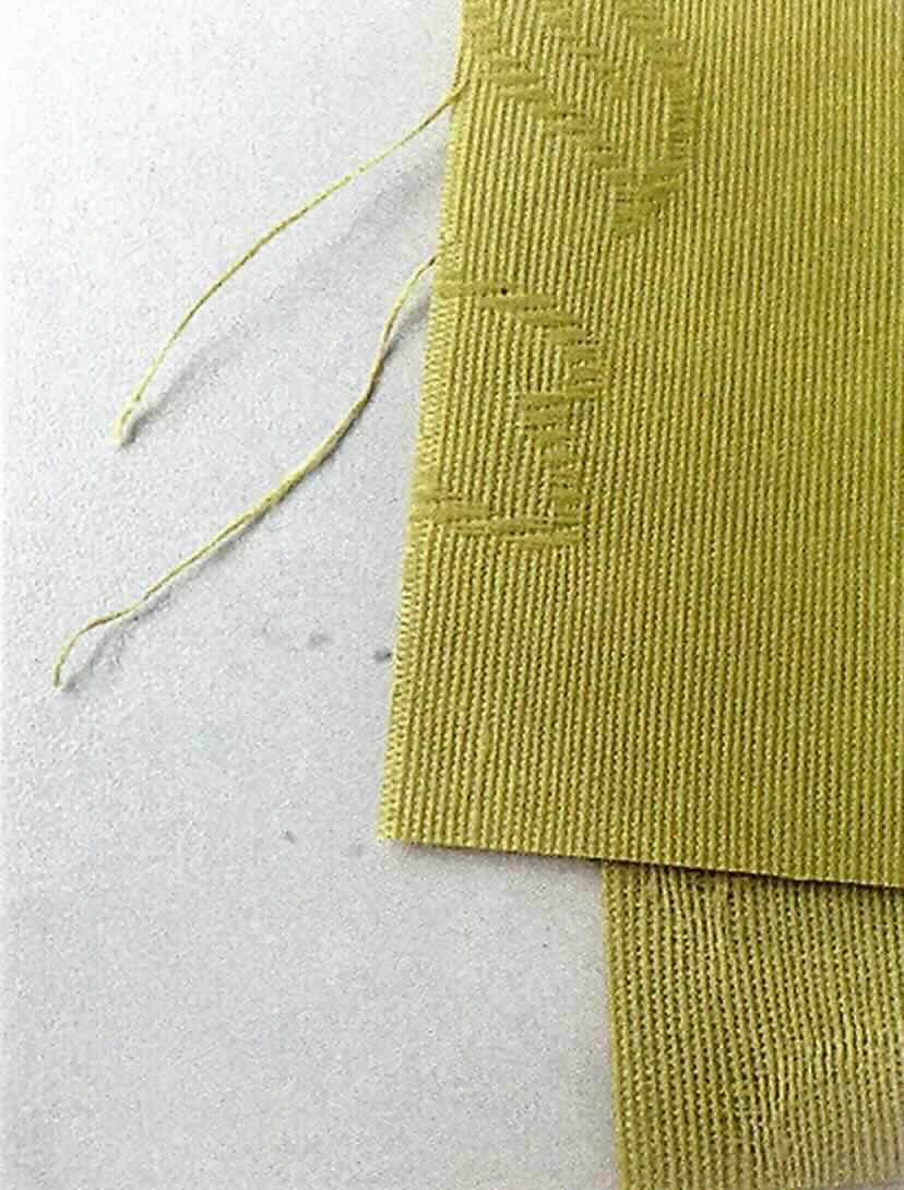 Jacquardgewebe, sog. Tischdecke/Tischbelag, Foto siehe Anlage,
- als Meterware; laut Antrag mit einer Breite von etwa 140 cm,
- laut Untersuchungsergebnis: 
-- mit Kettgarnen aus synthetischen Filamenten (laut Antrag: Polyester),
-- mit Schussgarnen aus Baumwolle,
-- die Antragsangaben von 70 % Baumwolle und 30 % Polyester (synthetische Chemiefasern) können als
   zutreffend angesehen werden,
-- gefärbt,
-- mit einem Quadratmetergewicht von 226 g,
-- auf der Oberfläche dünn mit Kunststoff bestrichen; ein Bestreichen mit Kunststoff ist mit bloßem Auge nicht 
   wahrnehmbar, somit keine Ware der Position 5903,
- laut Antrag nicht auf Handwebstühlen hergestellt.

"Gewebe aus Baumwolle, mit einem Anteil an Baumwolle von weniger als 85 GHT, ausschließlich mit Chemiefasern 
 gemischt, mit einem Quadratmetergewicht von mehr als 200 g, gefärbt, andere als in den Unterpositionen 
 5211 31 und 5211 32 genannte, nicht auf Handwebstühlen hergestellt"
