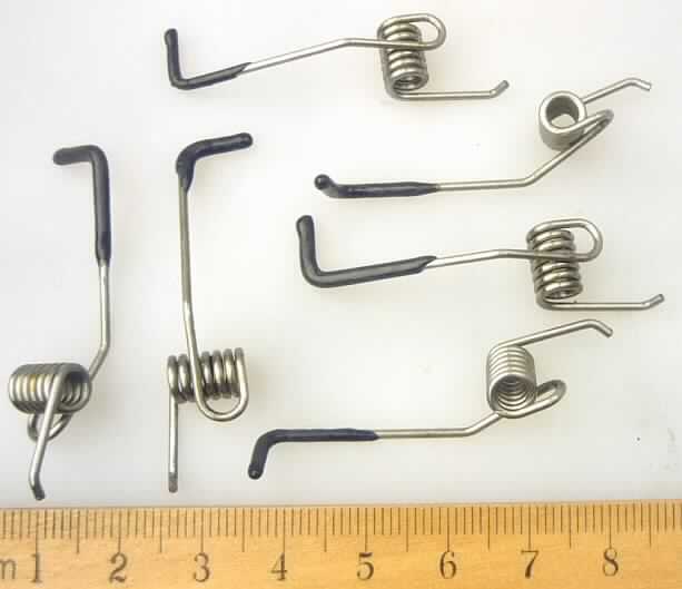 Es handelt sich um kaltgeformte, schraubenlinienförmige Federn (Außendurchmesser: ca. 6,3 mm) aus Stahldraht mit kreisrundem Querschnitt mit einer maximalen Abmessung von ca. 1 mm. Jeweils ein Drahtende verläuft über einen längeren Abschnitt geradlinig und ist dann L-Förmig ausgeformt und mit einem Überzug aus Kunststoff oder Kautschuk versehen. Das jeweils andere Drahtende verläuft über einen kürzeren Abschnitt geradlinig und ist dann leicht abgewinkelt.
Die Erzeugnisse dienen zur Montage von Insektenschutzrahmen an Fenstern und sind zu jeweils sechs Stück in einem Kunststoffbeutel mit bedrucktem Pappaufhänger verpackt.
- Antragstellerangaben - 

Abbildung siehe Anlage.

Derartige Erzeugnisse gehören als "andere schraubenlinienförmige Federn aus Stahl, kaltgeformt" zur Codenummer 7320 2089 90 des Integrierten Zolltarifs der EG.