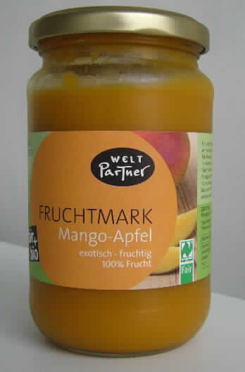 Fruchtpüree im Konservenglas.

Antragsangaben (als zutreffend unterstellt): Fruchtmark Mango-Apfel, bio + fair, 360 g. Zutaten: Mangopüree (50 %), Apfelmark (50 %). Das Fruchtmark ist pasteurisiert.

Beschaffenheit der vorgelegten Warenprobe: Original-Schraubglas mit einem Inhalt von 360 g. Deklarierter Kohlenhydratgehalt: 14 GHT. Inhalt: Orangegelbes, homogenes, feines, leicht bewegliches Fruchtpüree, süß, säuerlich und fruchtig nach Mango und Apfel schmeckend. 
Zusammensetzung der Fruchtmischung (gemäß Angabe): das Gewicht keines Anteils einer Frucht beträgt mehr als 50 GHT des Gesamtgewichts der Früchte.
Zuckerzusatz im Sinne der ZAnm 3, 2. Anstrich zu Kap 20 (gemäß Angabe): enthalten.

Früchte, Nüsse und andere genießbare Pflanzenteile, in anderer Weise zubereitet oder haltbar gemacht, auch mit Zusatz von Zucker, anderen Süßmitteln oder Alkohol, anderweit weder genannt noch inbegriffen, Mischungen, ohne Zusatz von Alkohol, mit Zusatz von Zucker, in unmittelbaren Umschließungen mit einem Gewicht des Inhalts von 1 kg oder weniger, Mischungen von Früchten, bei denen das Gewicht keines Anteils mehr als 50 GHT des Gesamtgewichts der Früchte beträgt, von tropischen Früchten, weder Feigen, Haselnüsse noch Pistazien enthaltend.