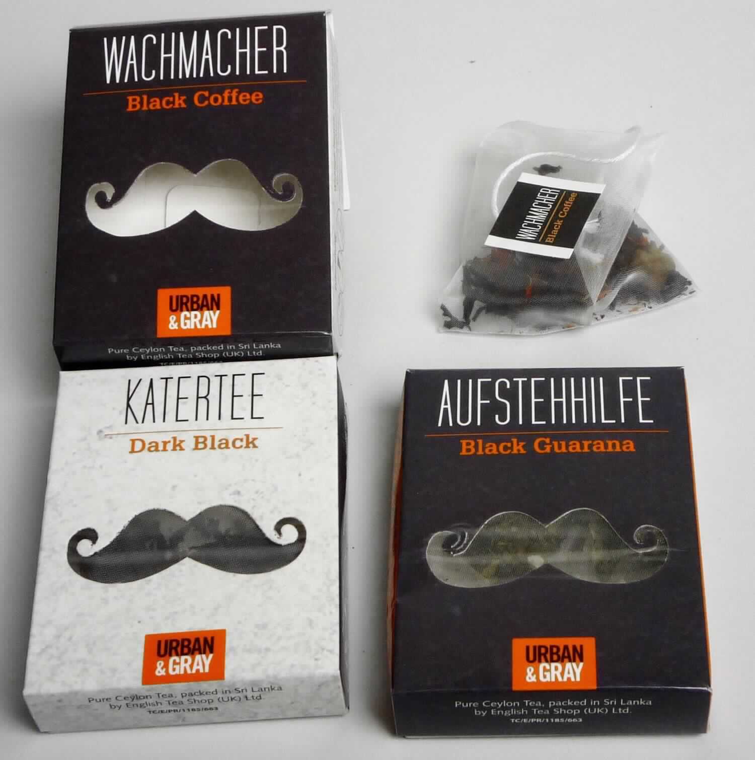 Nach den Antragsangaben und dem vorgelegten Warenmuster handelt es sich bei der Ware (Katertee; Earl Grey; Artikel 13321) um getrockneten, fermentierten schwarzen Tee, der vom Strauch der Gattung Thea stammt und der mit Bergamotte-Aroma aromatisiert ist.

Das Erzeugnis ist in einem Teebeutel mit einem Gewicht von 2 g abgefüllt und in einer bunt bedruckten Pappschachtel (Inhalt 2 g) für den Einzelverkauf aufgemacht.

Zolltarifrechtlich handelt es sich um "Tee, aromatisiert, schwarzer Tee (fermentiert), in unmittelbaren Umschließungen mit einem Inhalt von 3 kg oder weniger".