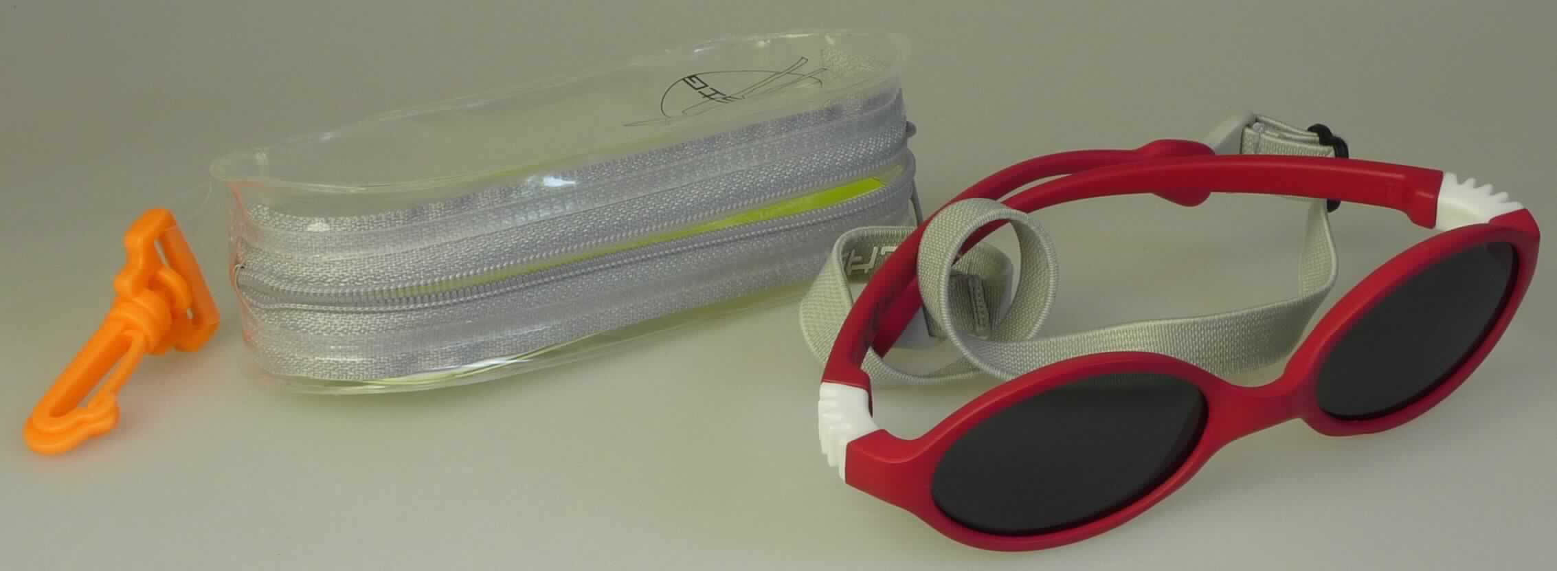 Sog. Sonnenbrille für Kinder, im Wesentlichen bestehend aus einem farbigen Brillengestell aus Kunststoff mit dunkel getönten Gläsern aus Kunststoff (sog. Funglasses) und einem Gummiband zur Befestigung.

äußere Form: siehe Abbildung in der Anlage

Die Brille ist in einer für den dauerhaften Gebrauch geeigneten, transparenten Brillentasche verpackt.

Die Ware ist als "Sonnenbrille, nicht mit optisch bearbeiteten Gläsern, mit Brillengläsern aus Kunststoffen" einzureihen.